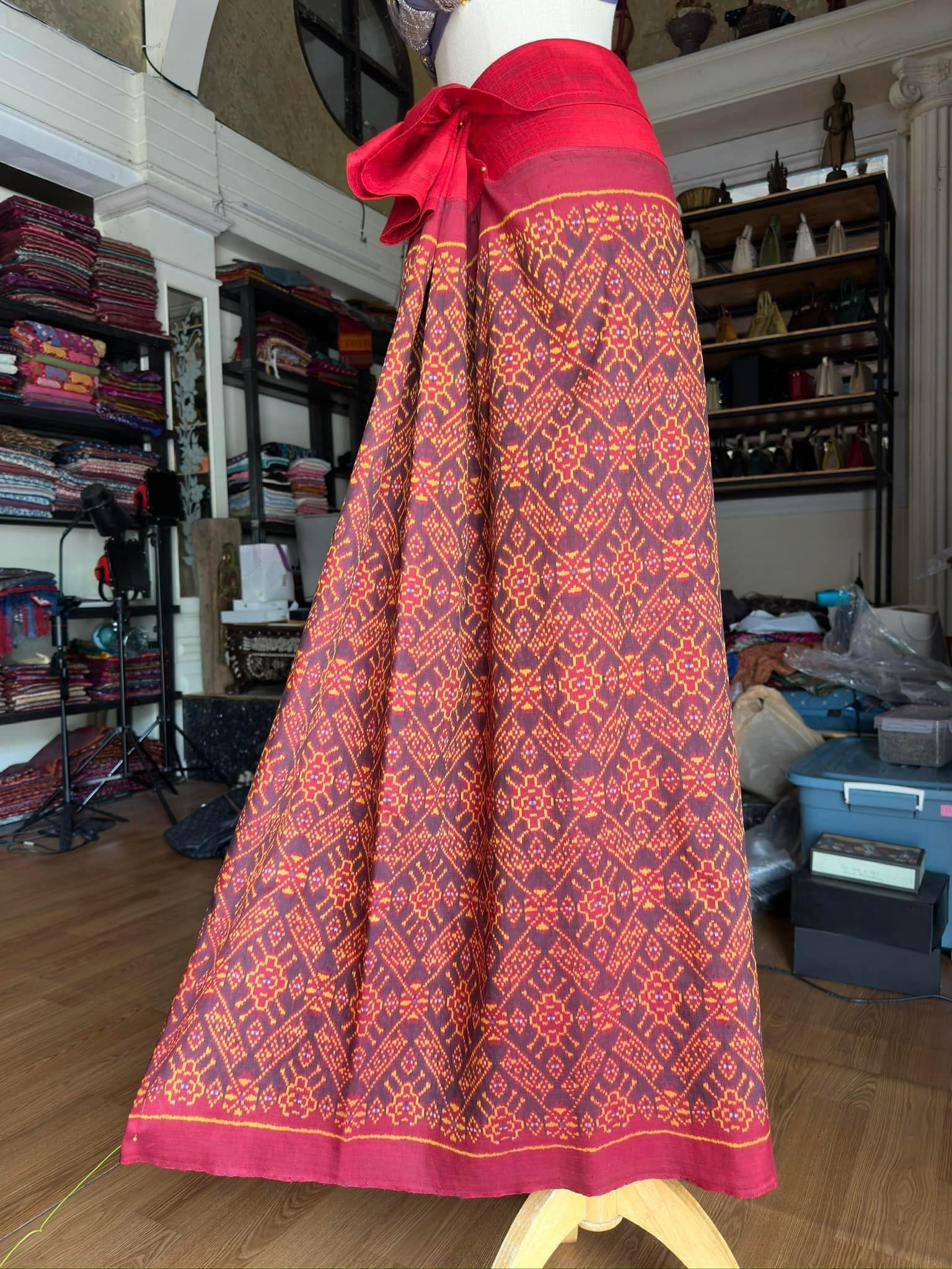 ซิ่น ไหมมัดหมี่รุ่นพิเศษ งานทอ 3ตะกอ ขนาด117x165ซม พื้นสีแดง รหัส N9-SIL-JA9