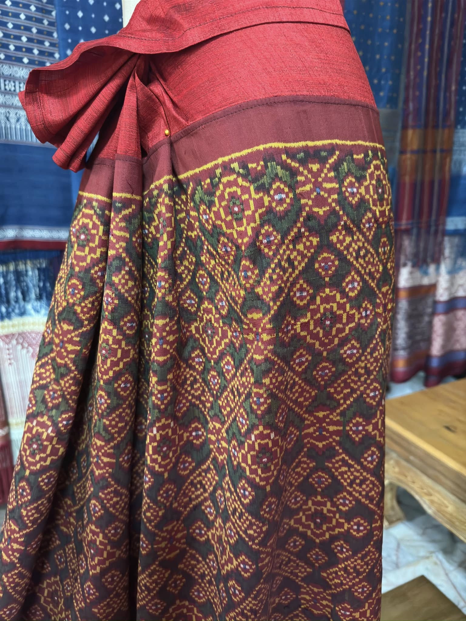 ซิ่น พระตะบอง ผ้าจามทอสามตะกอ ขนาด 118x170ซม พื้นสีแดง รหัส N9-SIL-AJ12