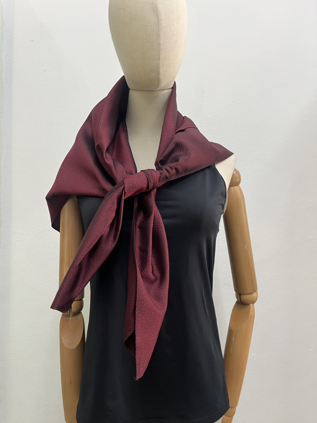 สั่งตัด ผ้าคลุมไหล่ ผ้าไหม สีพื้น เนื้อยกดอก ขนาด90x100ซม. | เลือกสีและลายผ้าได้ รหัส CUT-112668