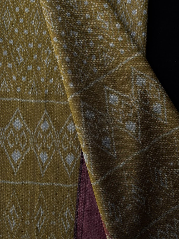 ซิ่น ผ้าไหมมัดหมี่ ทอยกดอก 6ตะกอ ขนาด 1x2 เมตร ลายนารีรัตนราชกัญญา สีเหลืองทองหม่น รหัส PCS-NY-11226813