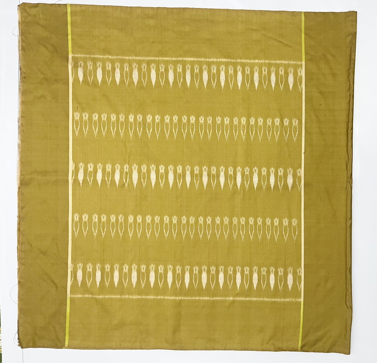 ผ้าพันคอไหมมัดหมี่ สีธรรมชาติ ทรงสี่เหลี่ยมจัตุรัส ทอยกดอกลีลาวดี ขนาด 100x100ซม.(พร้อมกล่อง) ลายผักกาดหวาน สีเขียว รหัส ZTG-ME-0808681