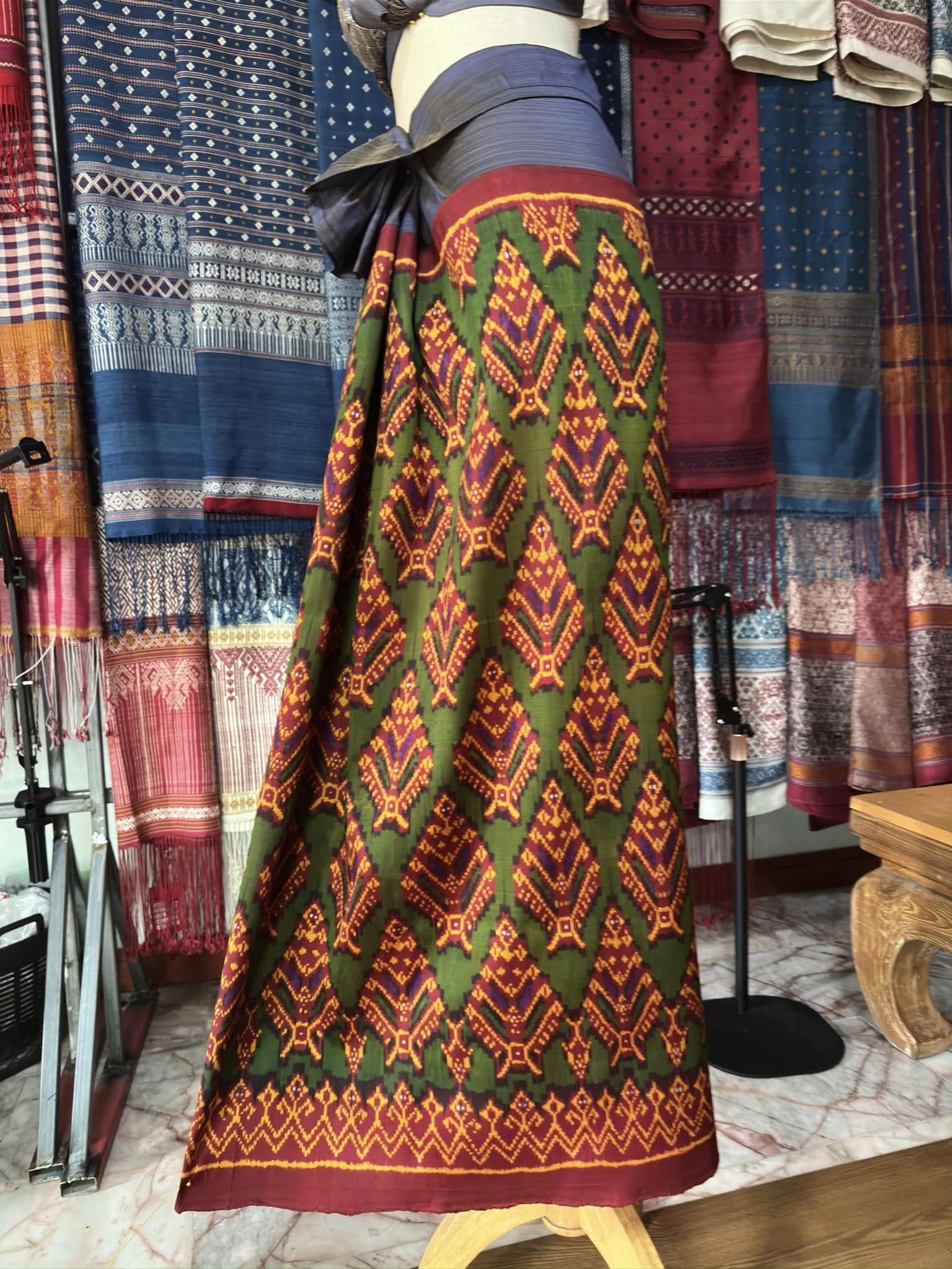 ซิ่น พระตะบอง ผ้าจามทอสามตะกอ ขนาด 110x140ซม พื้นสีแดง รหัส N9-SIL-AJ9