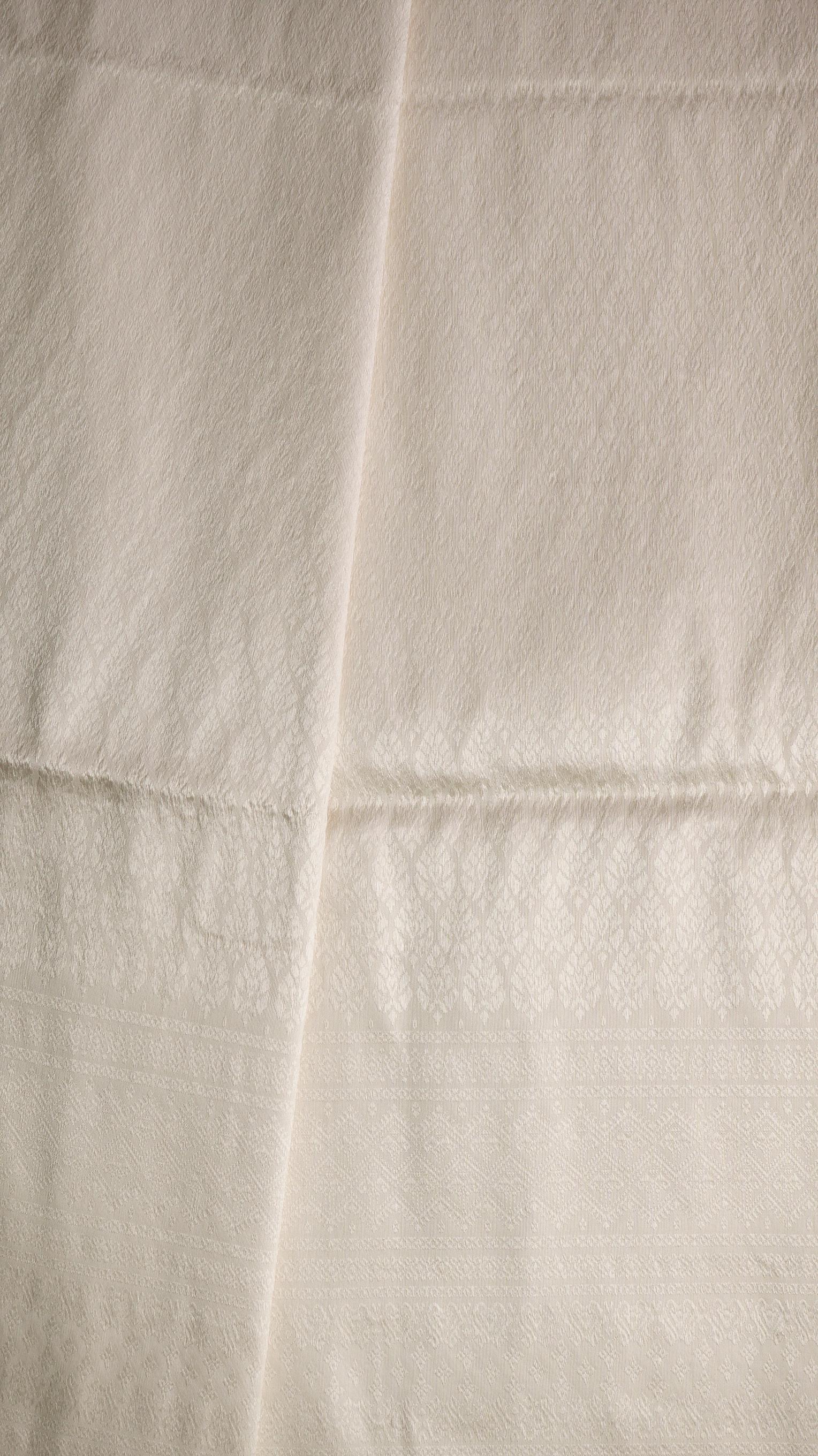 ซิ่น ผ้าไหมยกสุรินทร์ ไหมแท้ 32ตะกอ ขนาด 1x2เมตร ลายใบไม้ สีขาวครีม N11-NY-0902671601