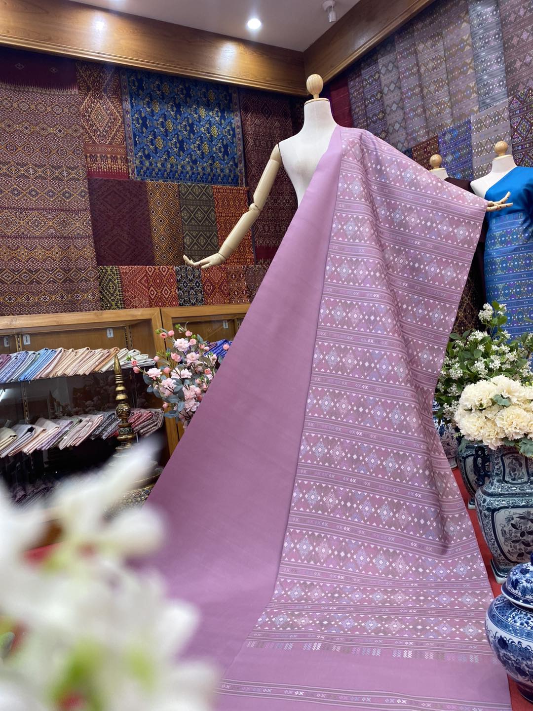 (ผ้าชุด)ไหมแพรวา ตัดชุดลายเกาะจกขิด ขนาด 63x500ซม (ลาย 2.3เมตร+สีพื้น 2.7เมตร) พื้นสีชมพูม่วง รหัส P10-BM-09226813