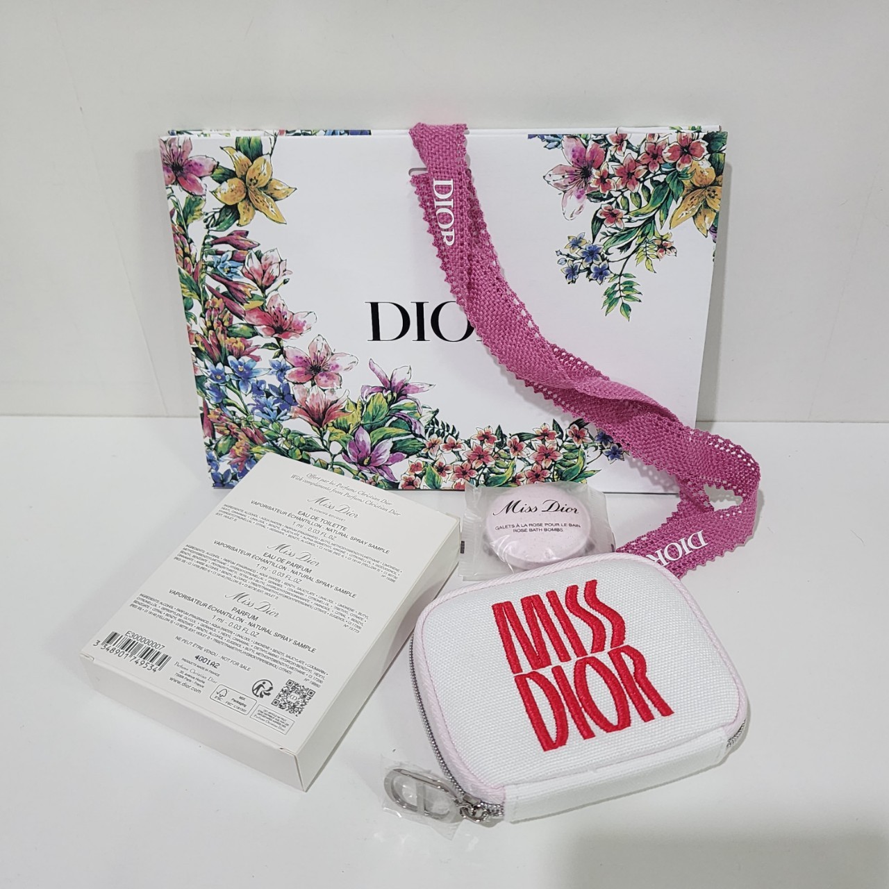 น้ำหอมจิ๋วมินิ Dior SET Mini Miss Dior 6 ชิ้น น้ำหอมจิ๋วมินิ ขวดน่ารัก ตั้งโชว์ก็สวย พกพาก็สะดวก หัวแต้มตามจุดชีพจร