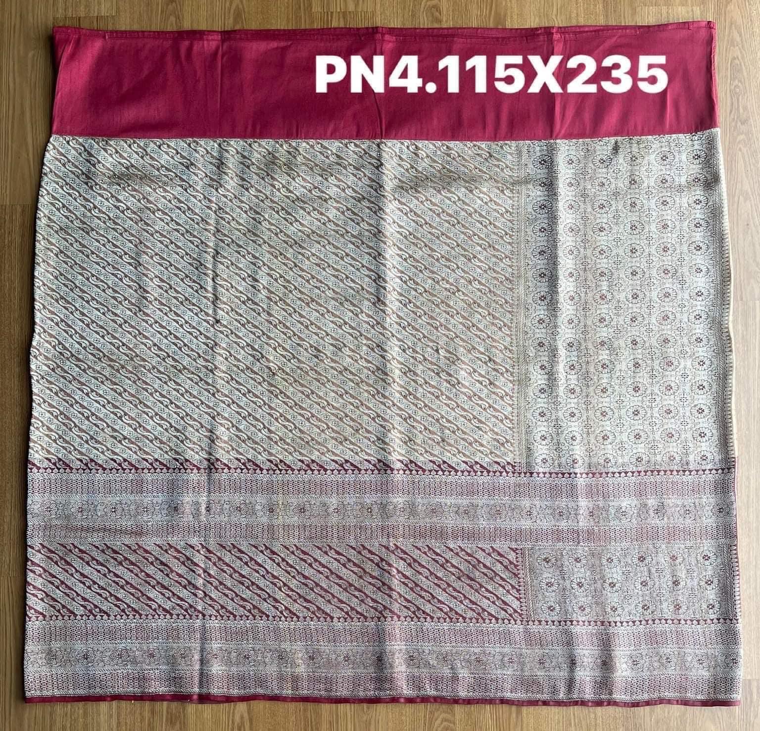 ซิ่น ผ้าปาโตล่ายกเงิน เส้นยืนไหมแท้ ขนาด 115x235ซม มีหน้านาง พื้นสีแดง รหัส N9-SIL0519663