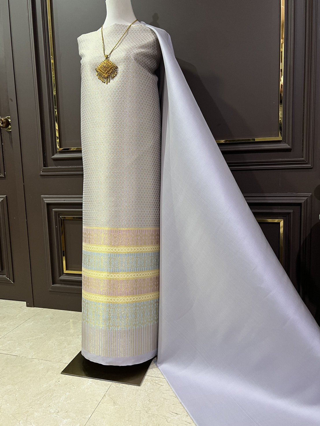 (ผ้าชุด)ผ้าไหมยกดอกลำพูน ยกดอกดิ้นทอง ขนาด 1.03x4.40เมตร ลายอินเดีย พื้นสีม่วงพาสเทลอมเทารหัส N90-29-R0028