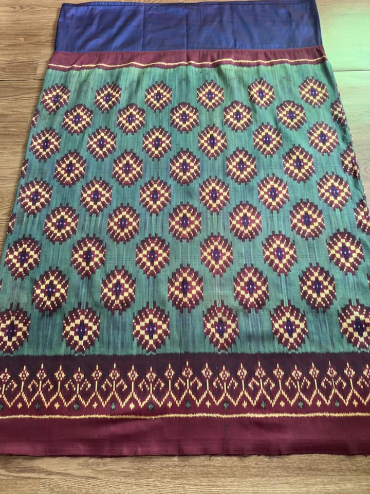 ซิ่น พระตะบอง ผ้าจามทอสามตะกอ ขนาด 115x155ซม พื้นสีน้ำเงินเขียว รหัส N9-SIL-AJ2