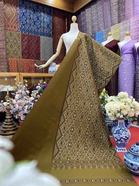 (ผ้าชุด)ไหมแพรวา ตัดชุดสับพิเศษ ขนาด 73x500ซม (ลาย 2.3เมตร+สีพื้น 2.7เมตร) พื้นสีเขียว รหัส P10-BM-1013681