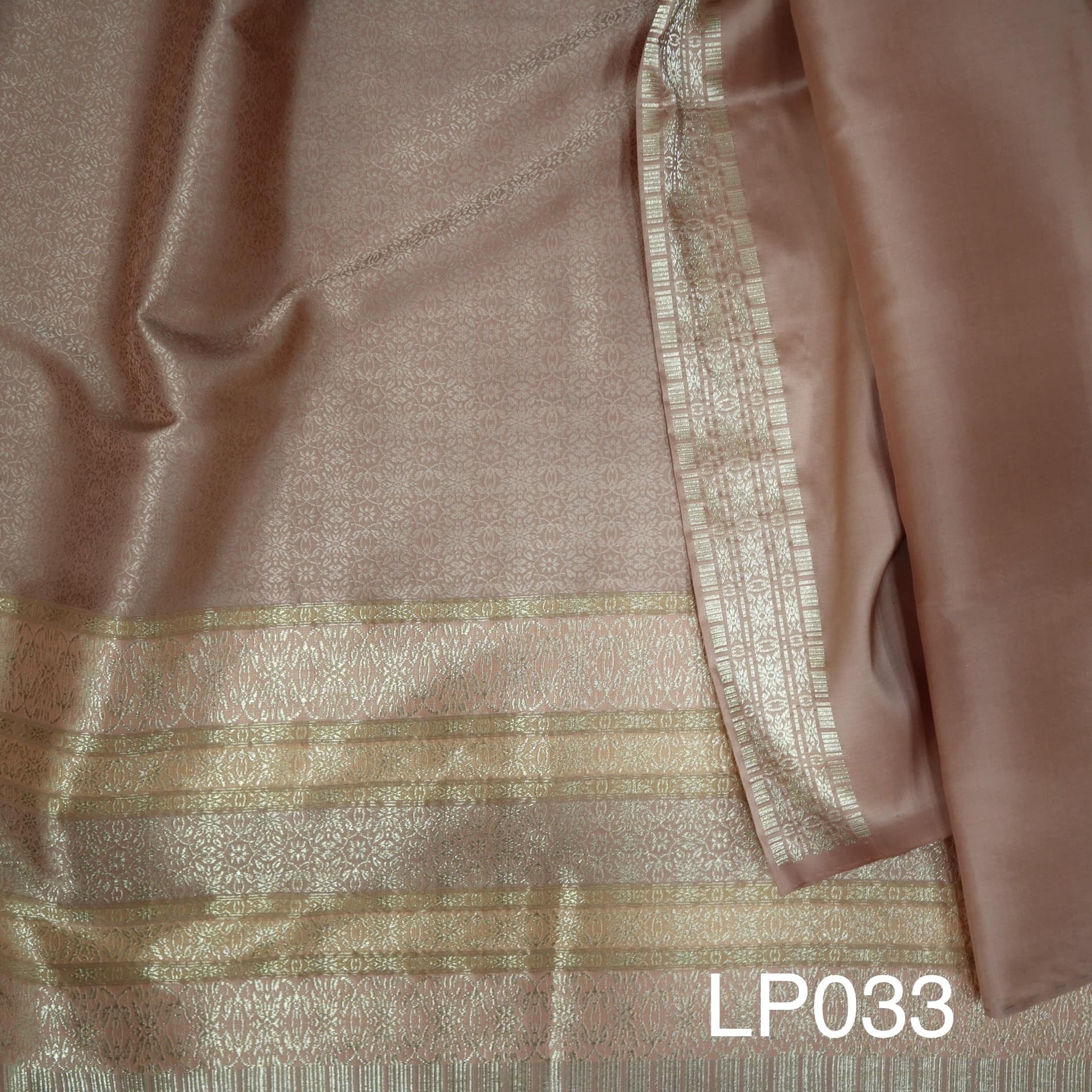 (ผ้าชุด) ผ้าไหมยกดอกลำพูน (สีพื้น 2เมตร+ลาย 2.4เมตร) สีน้ำตาล รหัส N90-AA-LP033