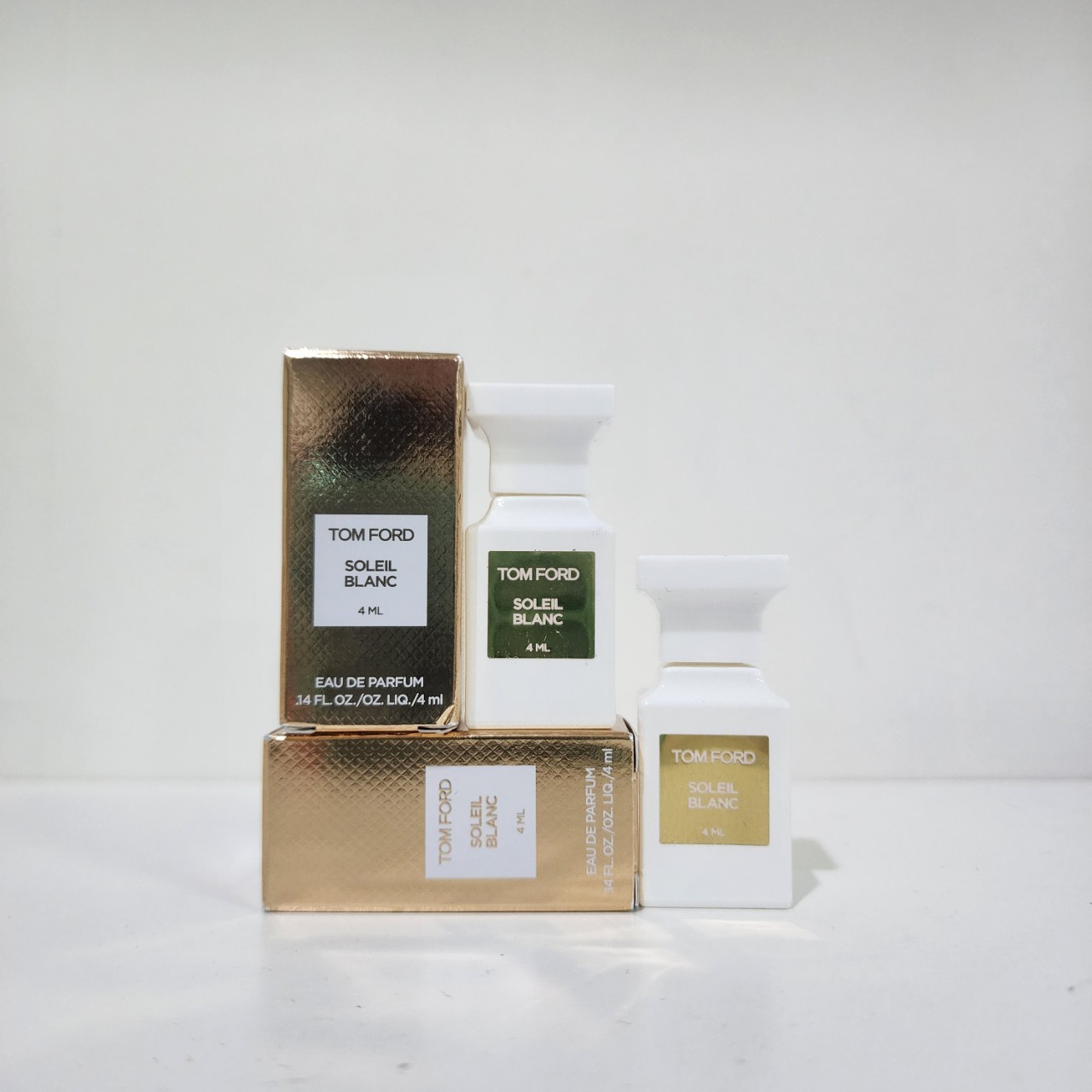 น้ำหอมจิ๋วมินิ Tom Ford Soleil Blanc EDP 4ml แบบแต้มมีกล่อง ( Mini Perfume น้ำหอมขนาดพกพา) น้ำหอมจิ๋วมินิ ขวดน่ารัก ตั้งโชว์ก็สวย พกพาก็สะดวก หัวแต้มตามจุดชีพจร