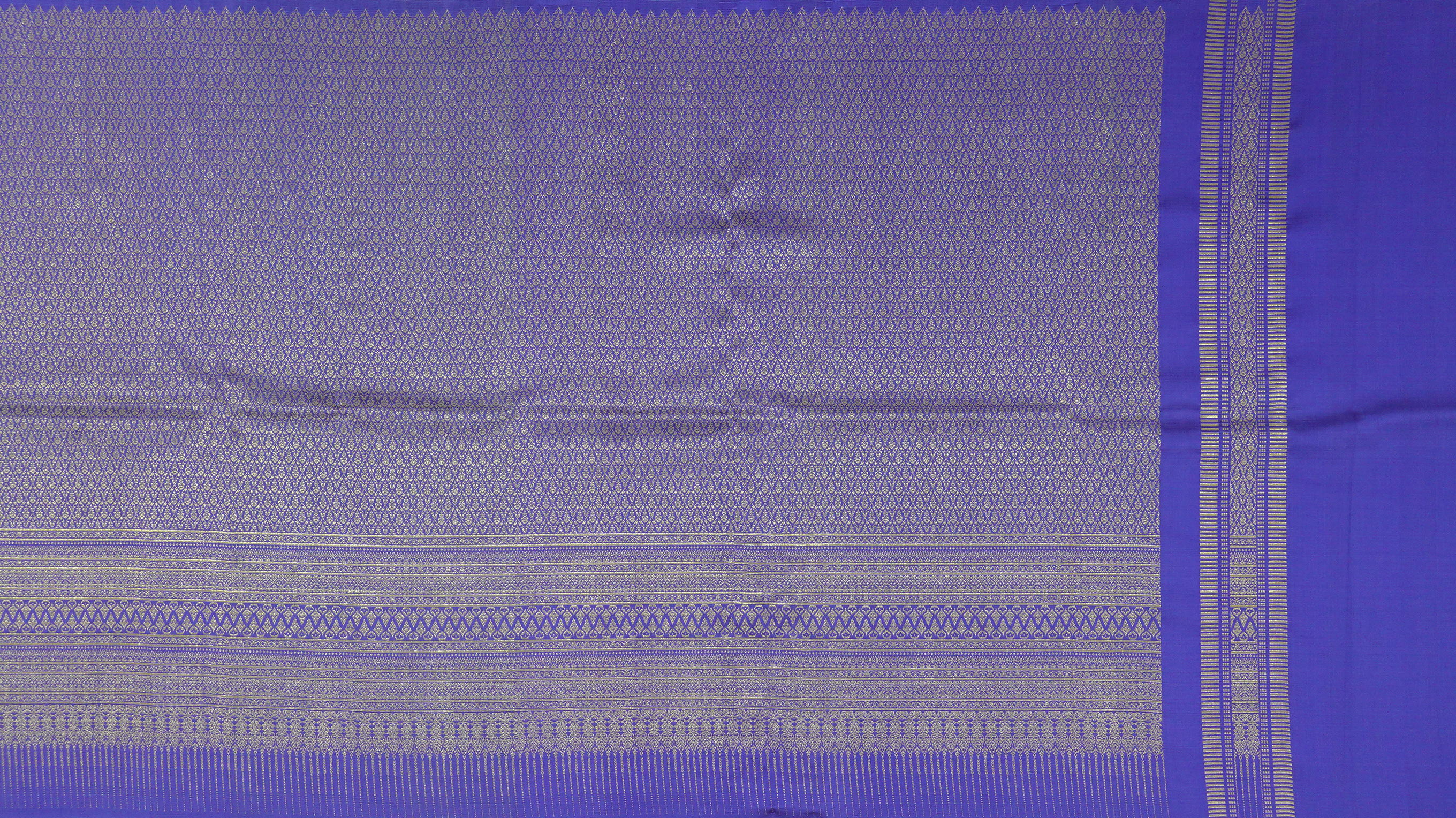 (ผ้าชุด)ไหมยกดอกสุรินทร์ ขนาด 1x4เมตร (ลาย 2เมตร+สีพื้น 2เมตร) พื้นสีม่วงน้ำเงินเข้ม รหัส N10-ME-66-0822677