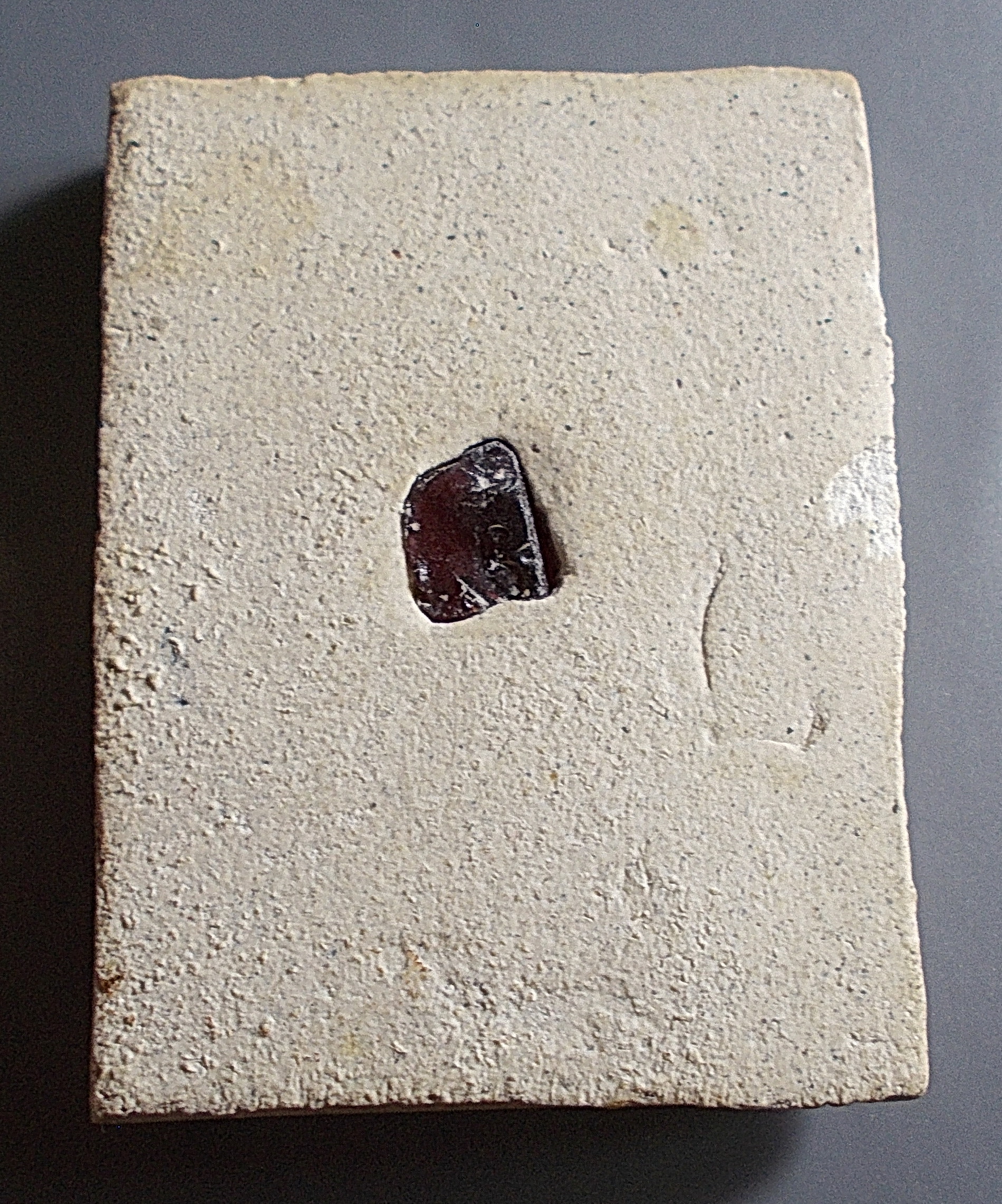 พระผงสี่เหลี่ยม มีซุ้ม ลป.เทพโลกอุดรหลังฝังแร่พลอย