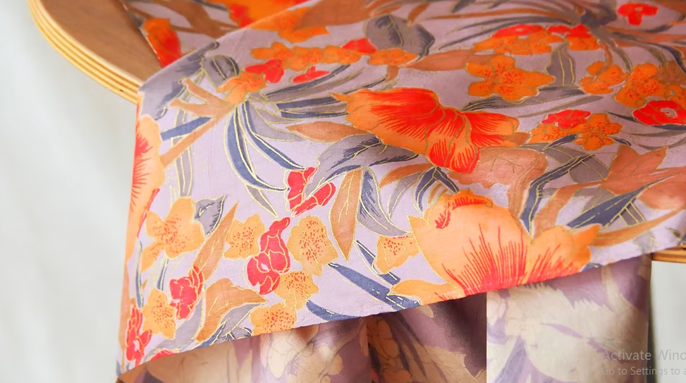 ผ้าพันคอไหมพิมพ์ลาย สี่เหลี่ยมจัตุรัส ขนาด 100x101ซม.ลายดอกไม้ พื้นสีม่วงดอกสีส้ม รหัส ZTG-CT-103353