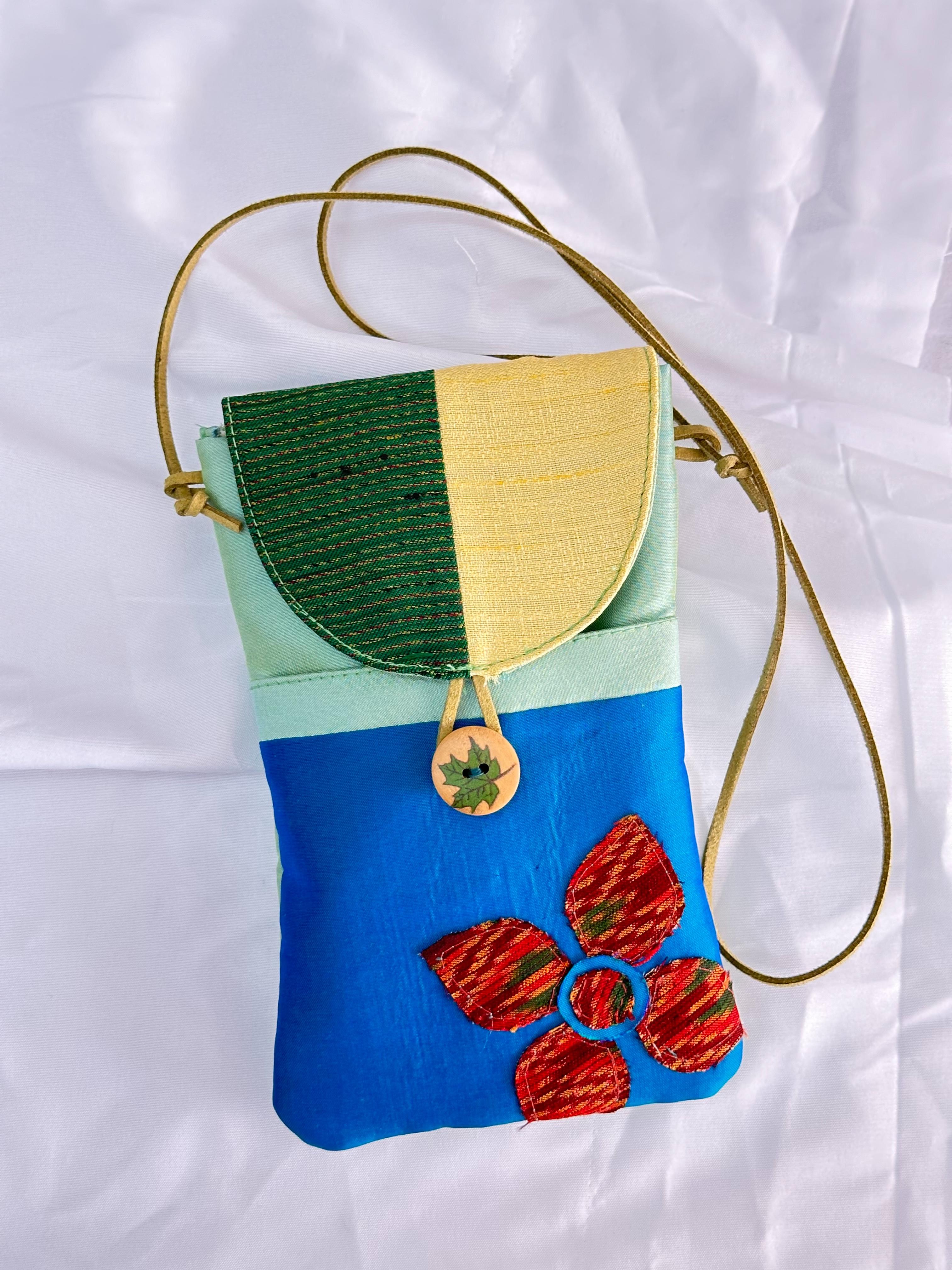 Pre-order 15 วัน กระเป๋าใส่โทรศัพท์มือถือ ไหมแท้ ขนาด 10.5ซม.x17ซม. คละสี คละลาย รหัส GM-ST-0229671