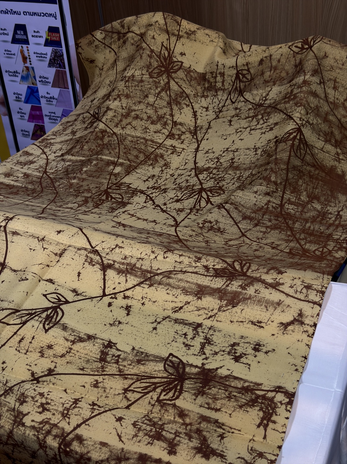 ผ้าไหมทอมือบาติก สีน้ำตาลทอง ราคาต่อเมตร รหัส A11-Kaya-120468