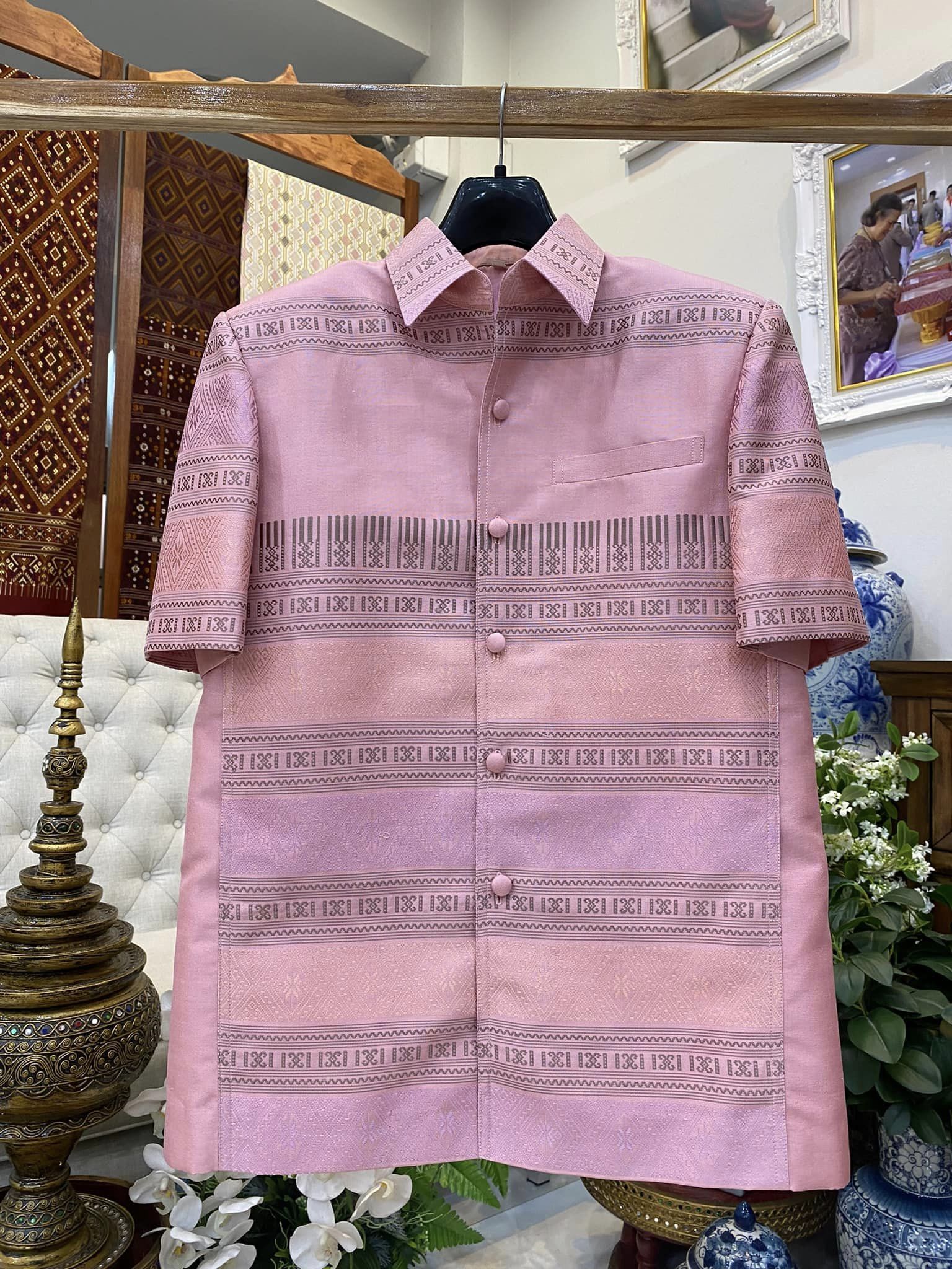 เสื้อสูทไหมแพรวา แขนสั้น พื้นสีชมพูอ่อน เลือกไซส์ รหัส DR-BM092966110028
