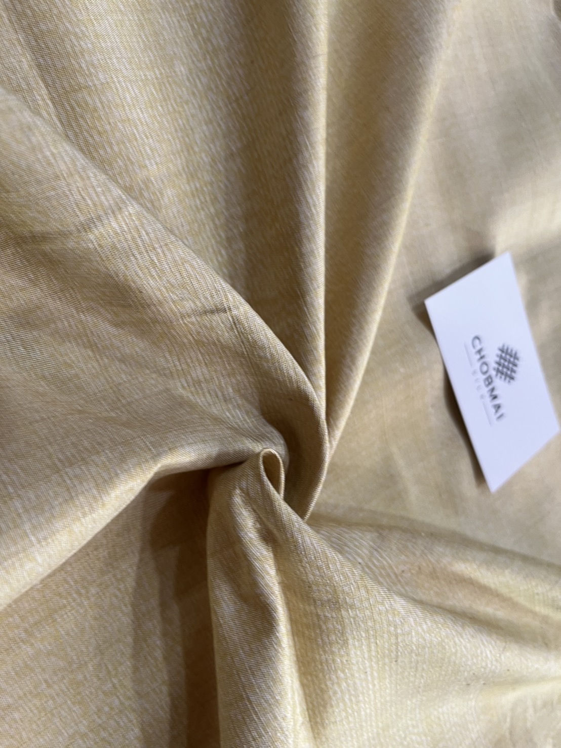 ผ้าไหมหางกระรอก ไหมบ้าน เนื้อหนา ตรานกยูง สีเหลืองครีมเบจ ตัดขายตามความยาวเมตร รหัส R1N-NY-032768101