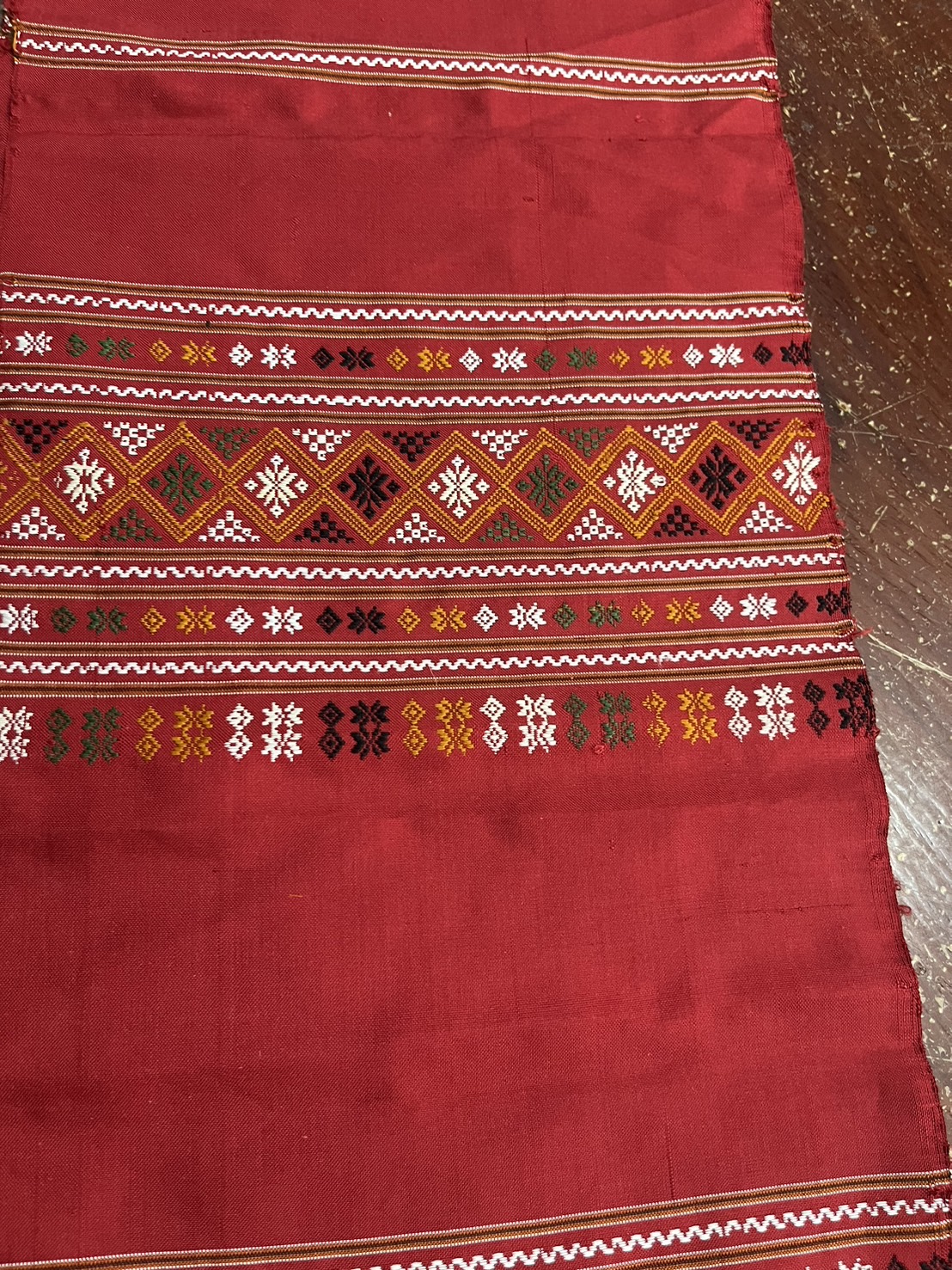 ผ้าพาดไหล่ ไหมแท้ สไบขิด ลายแพรวา ขนาด 27ซม.×2.05ม. พื้นสีแดง LW4A-NY-0830671