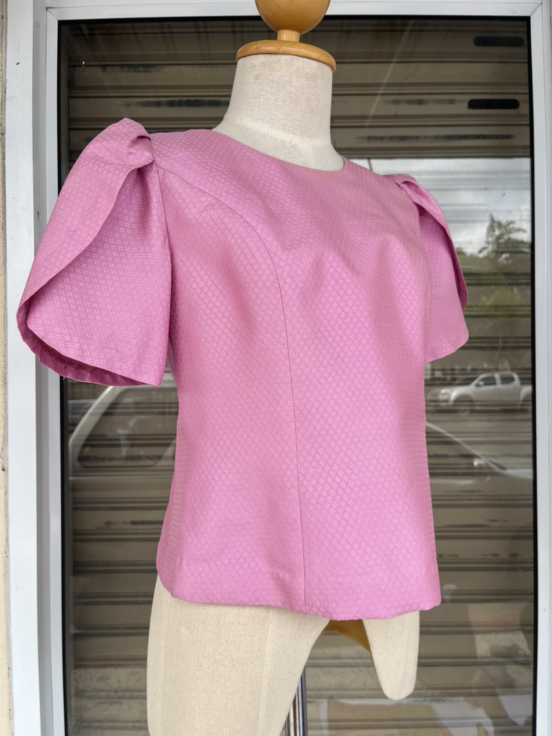 เสื้อสตรี สีพื้น เนื้อยกดอก ไหมแท้ 100% | เลือกไซส์ | เลือกสีได้โดยแจ้งรหัสผ้าที่หมายเหตุ รหัส WD-PTS-109683