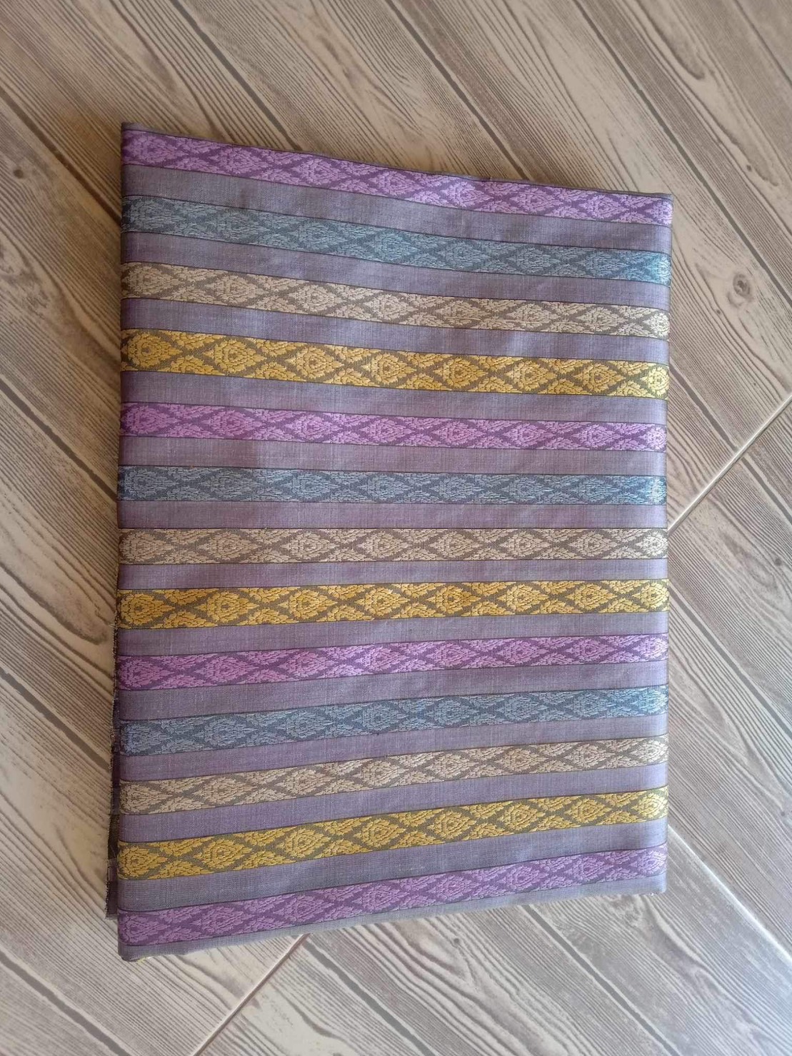 ซิ่น ผ้าไหมยกสุรินทร์ 18ตะกอ ขนาด1x2เมตร พื้นสีเทา รหัส N11-NPO1017660918