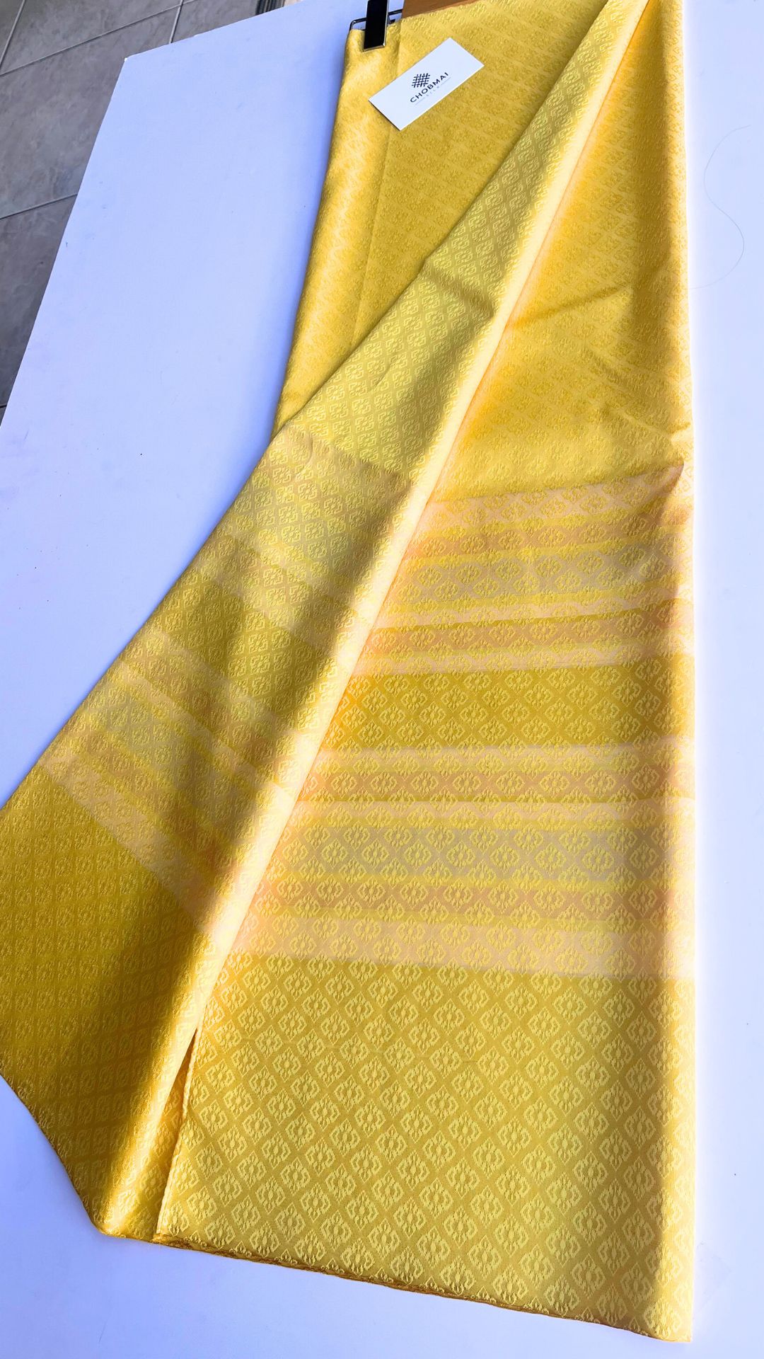 ซิ่น ผ้าไหม ยกดอกมีเชิง ไหมแท้ ขนาด 1x2หลา สีเหลืองทอง รหัส B7-NY-032868