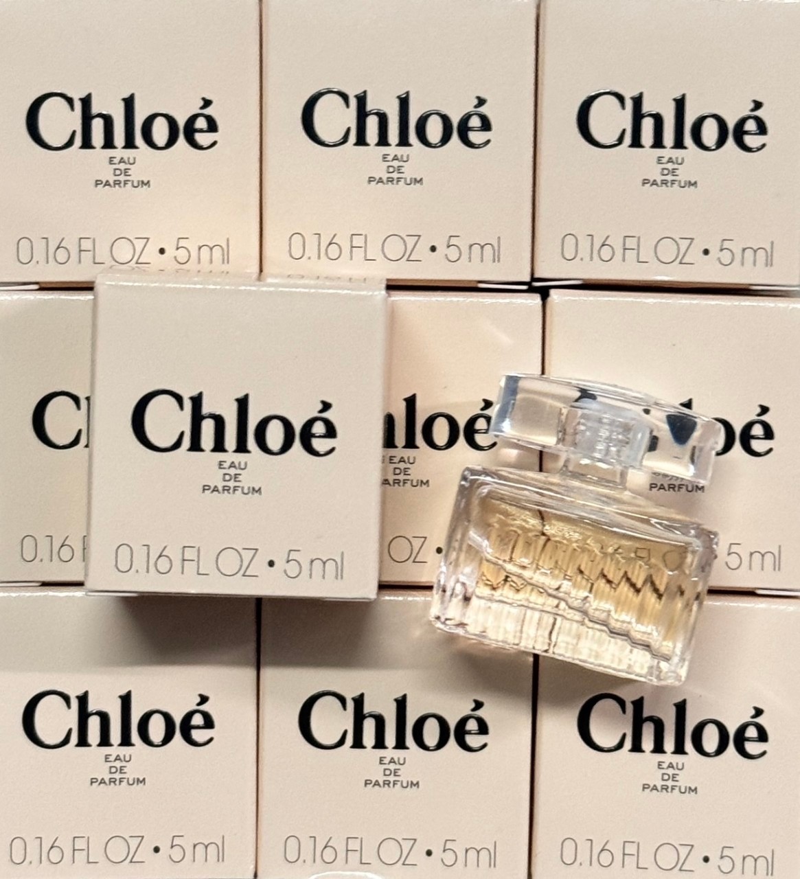 น้ำหอมจิ๋วมินิ Chloe Signature 5ml แบบแต้มมีกล่อง ( Mini Perfume น้ำหอมขนาดพกพา) น้ำหอมจิ๋วมินิ ขวดน่ารัก ตั้งโชว์ก็สวย พกพาก็สะดวก หัวแต้มตามจุดชีพจร