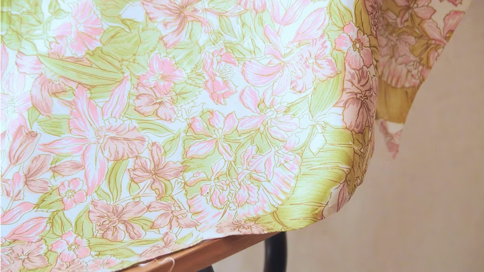 ผ้าพันคอไหมพิมพ์ลาย สี่เหลี่ยมจัตุรัส ขนาด 100x92ซม.ลายดอกไม้ สีชมพูอ่อน รหัส ZTG-CT-103374