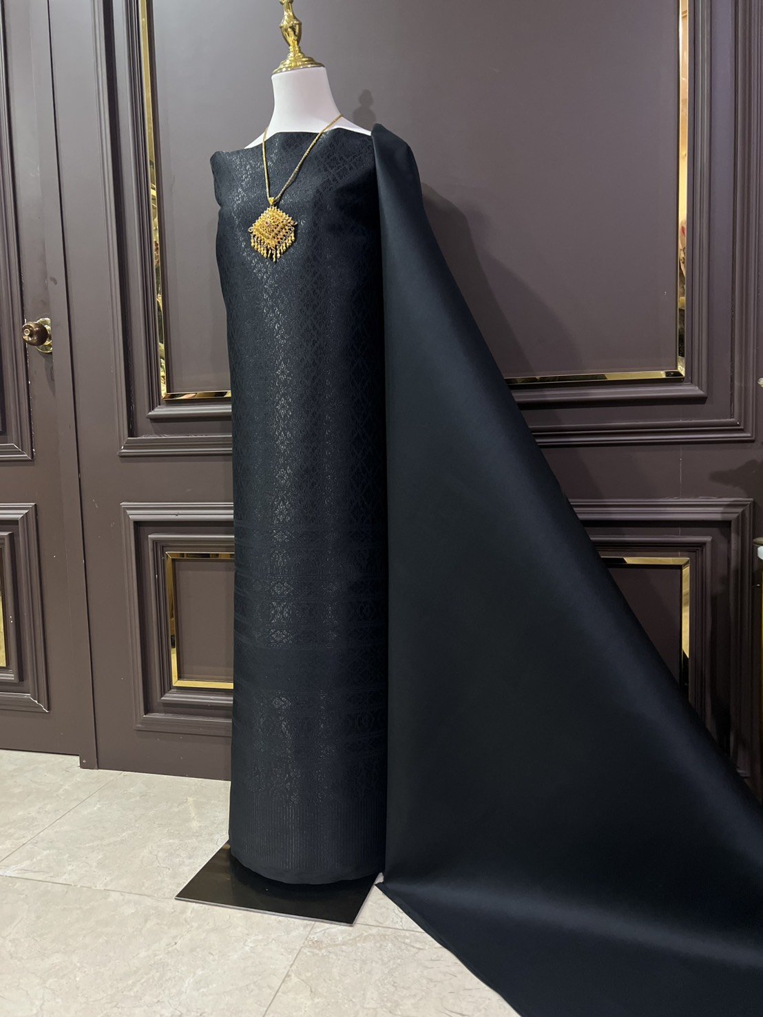 (ผ้าชุด)ผ้าไหมยกดอกลำพูน ยกดอกดิ้นดำเกาะเชิงดิ้นดำ ขนาด 1.02x4.43เมตร ลายรวยไม่เลิก พื้นสีดำ รหัส N90-29-TR0550