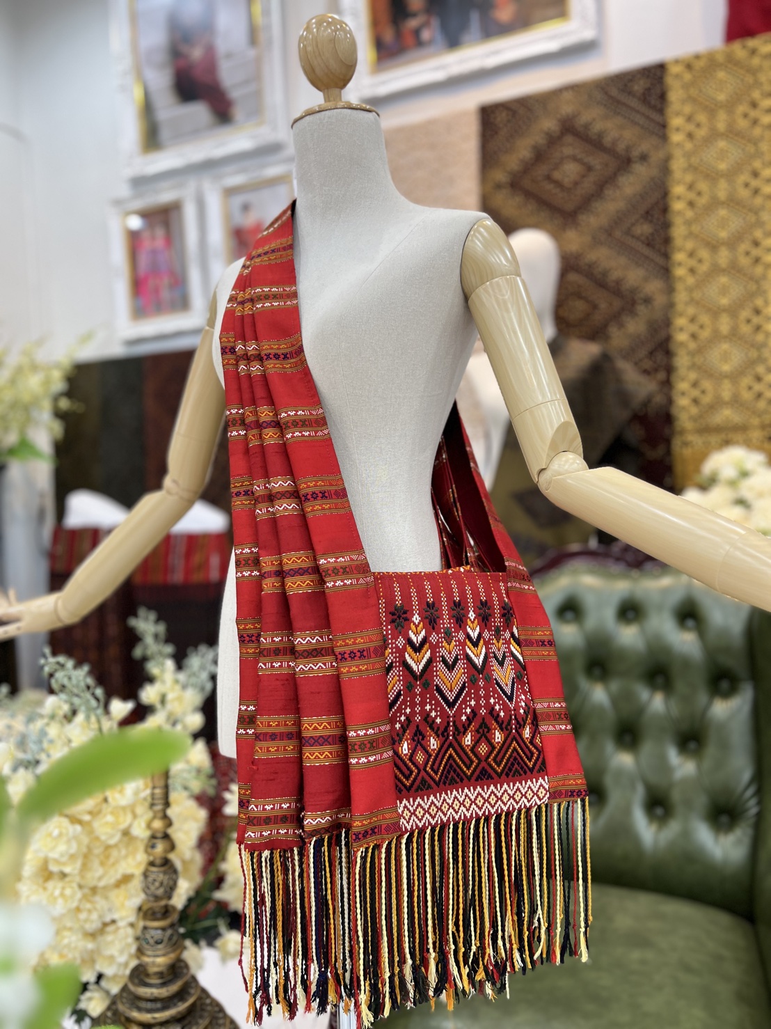 ย่าม ไหมแพรวา ขนาด 9x10นิ้ว คละลาย พื้นสีแดง รหัส GLC-BM08046614194