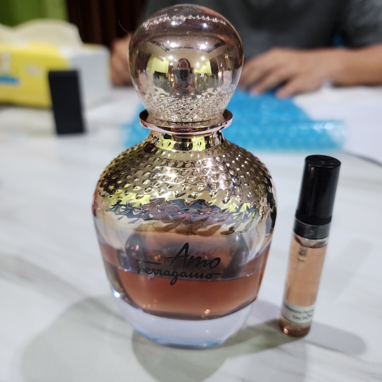 น้ำหอมแท้แบ่งขาย Salvat0re Ferragam0 Amo Eau de Parfum สีเริ่มเข้ม