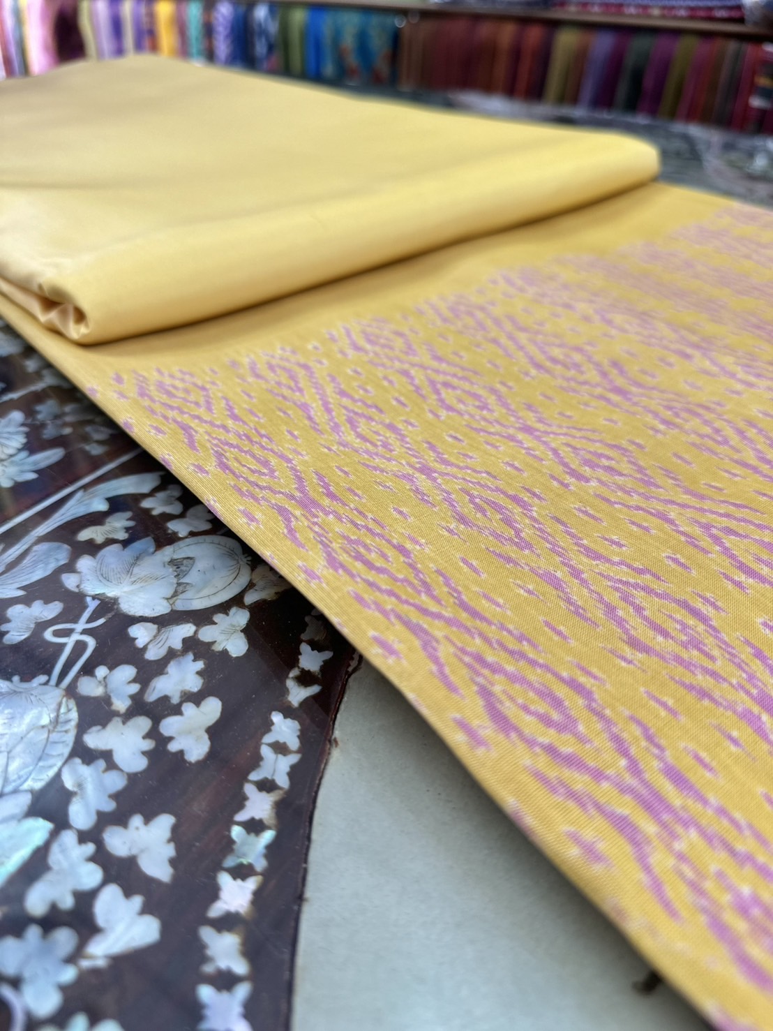 (ผ้าชุด)ไหมมัดหมี่ สองตะกอ ไหมแท้ (ผ้าลาย2หลา+สีพื้น2หลา) สีเหลือง รหัส M2B-ST-0507681