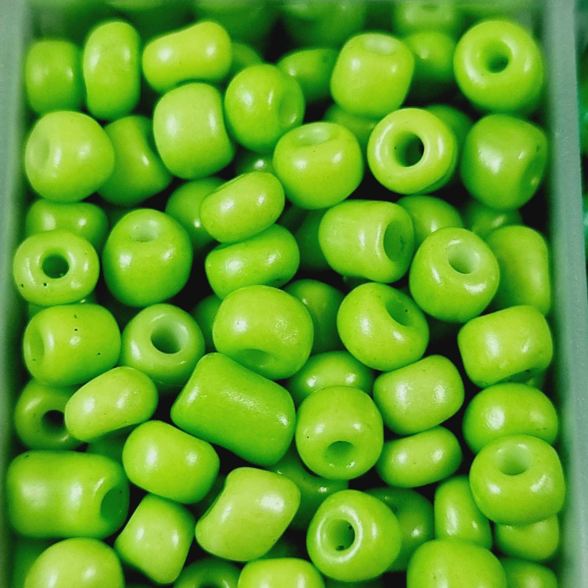 ลูกปัด Glass Beads 2-4มิลลิเมตร เม็ดทราย ลูกปัดแก้วมุก ใส ด้าน DIY สร้อยคอ สร้อยข้อมือ เครื่องประดับ ประมาณ กล่องละ +- 2000ชิ้น โทนเขียว