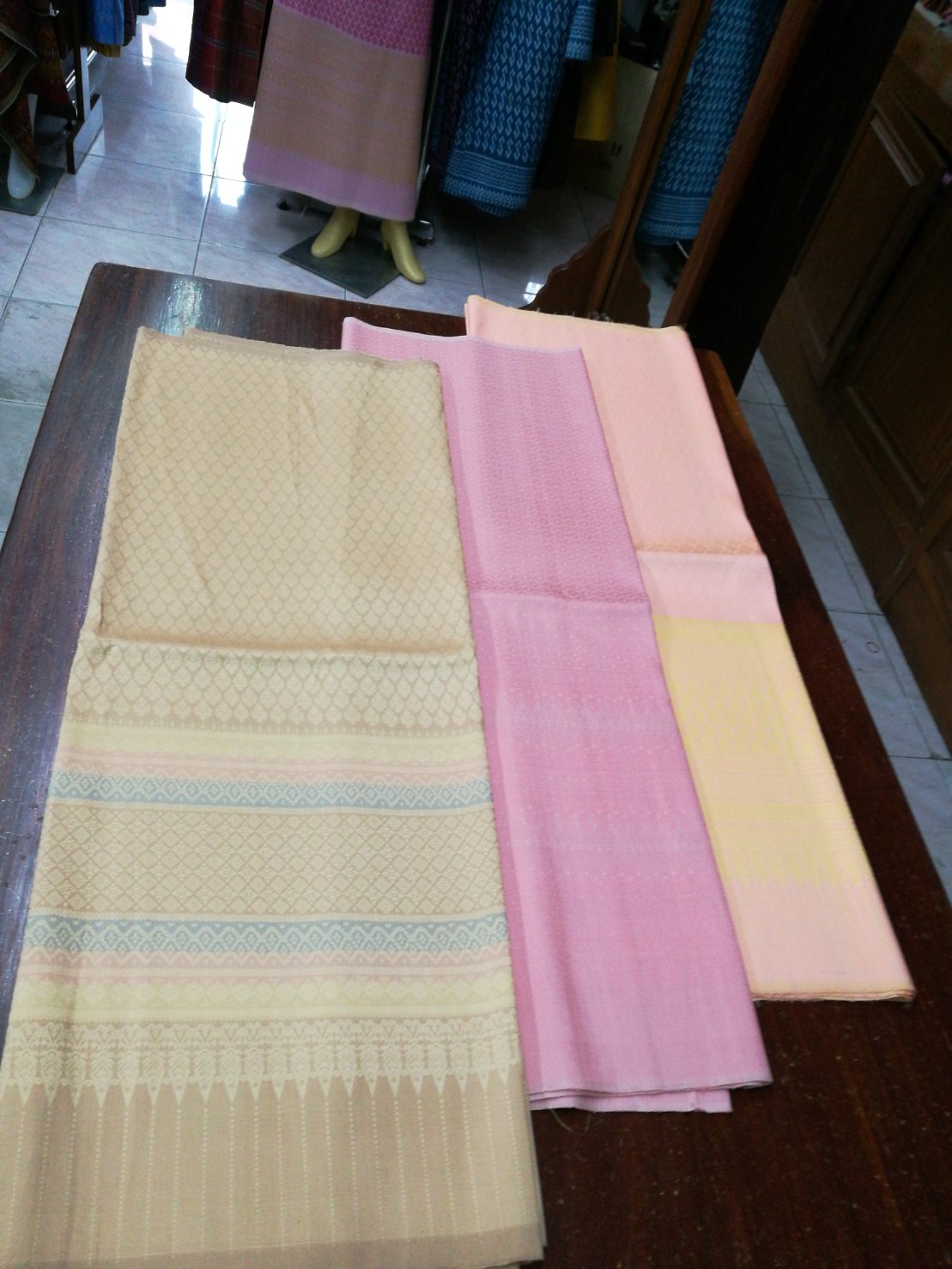 ซิ่น ผ้าไหมยกสุรินทร์ ไหมแท้ 32ตะกอ ขนาด 1x2เมตร ริ้วเชิง สีเบจทองนวล N11-NY0929654