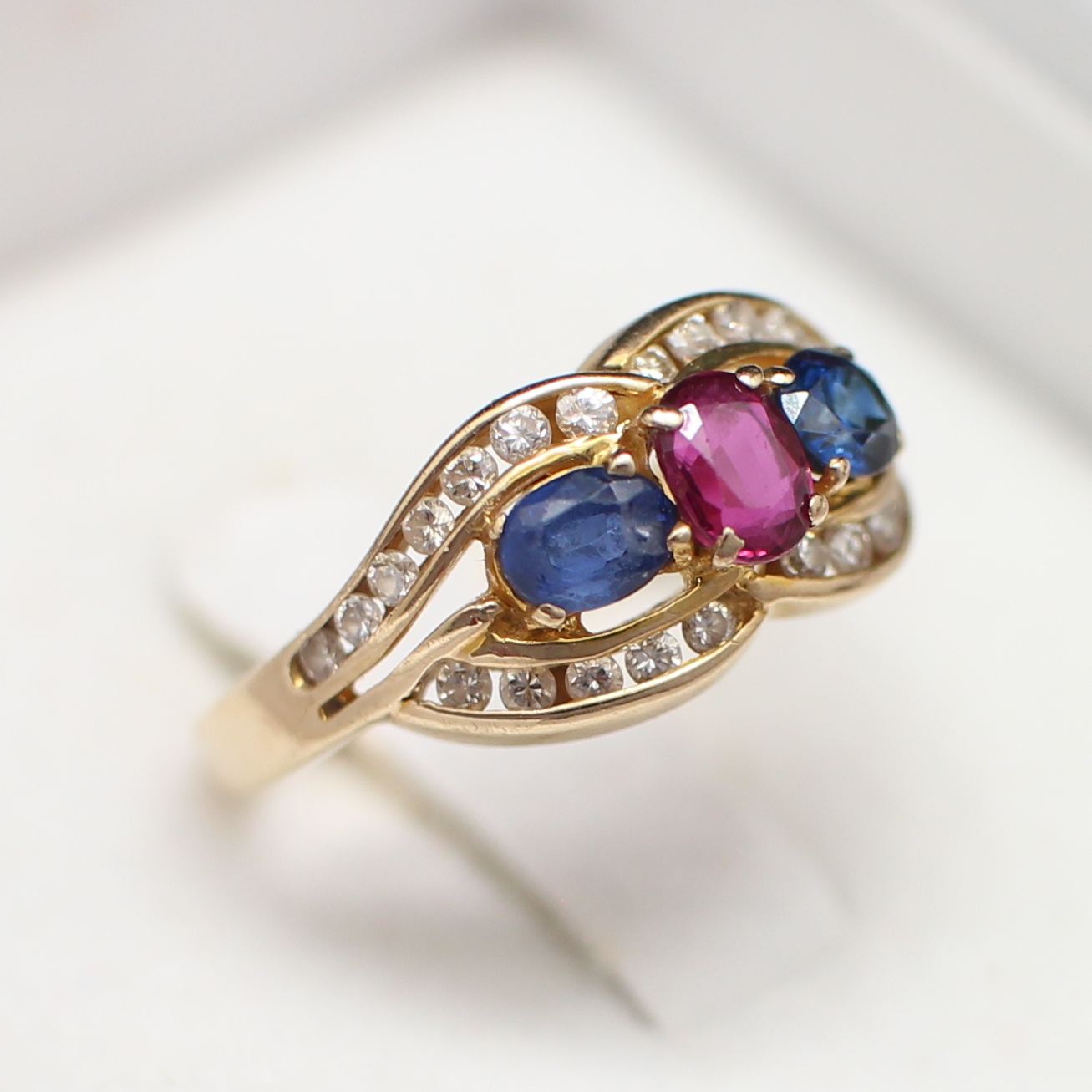 RG250115 แหวนทับทิมบ่าข้างไพลิน ล้อมเพชรแท้ 24 เม็ด 0.20 กะรัต ทองแท้ 14k นน. 2.7 กรัม ขนาดแหวน 52