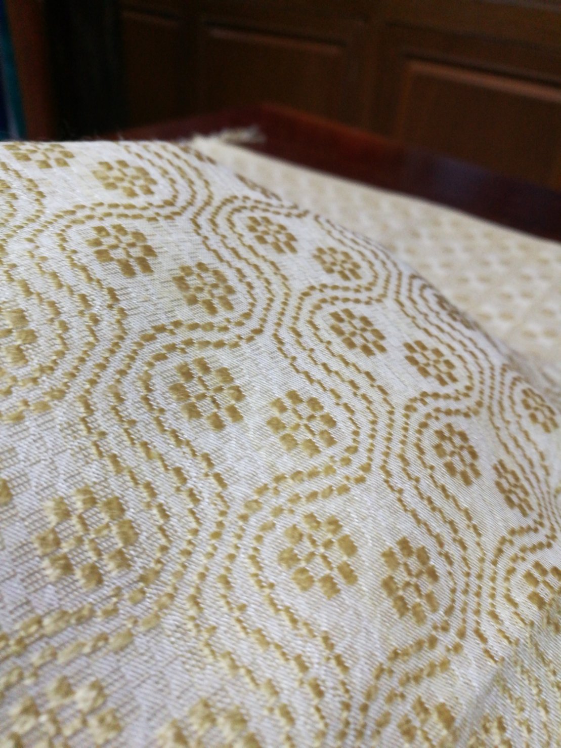 ผ้าคลุมไหล่ ไหมแท้ ยกดอกก้นหอย เนื้อหยาบนุ่ม ขนาด 60x190ซม. เฉดสีครีมเหลืองอ่อน รหัส ZYG-NY0816661712