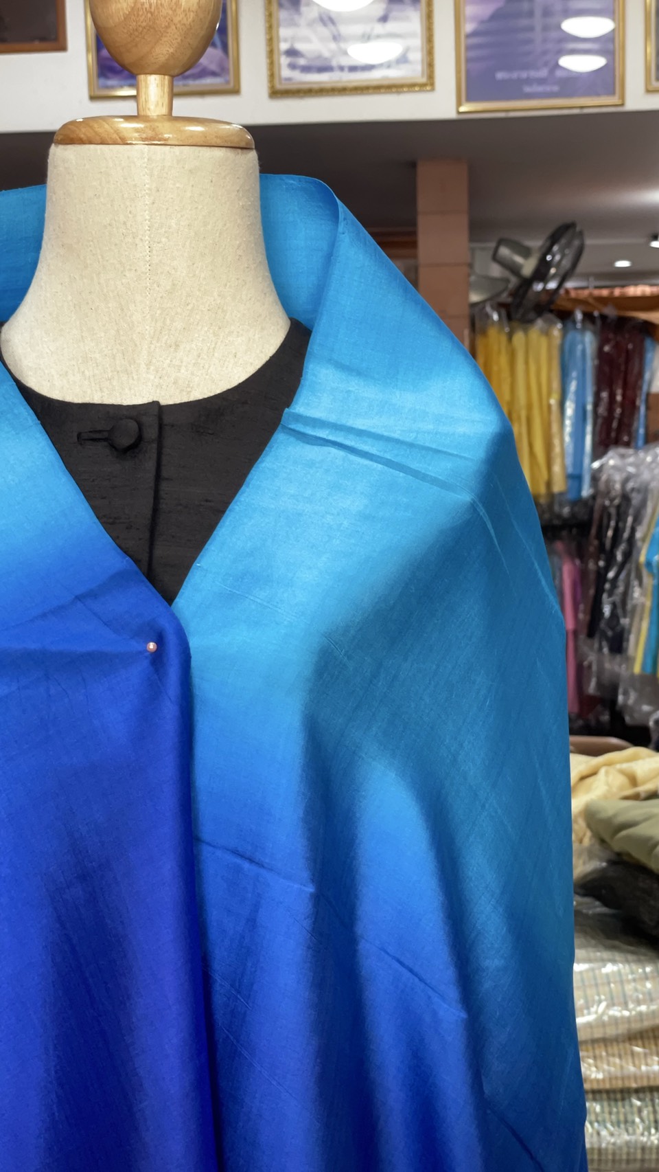 ผ้าคลุมไหล่ผ้าไหม สไลด์สี เนื้อเรียบ ขนาด 60x200ซม. สีฟ้า-สีน้ำเงิน รหัส ZYE-AA-1114680