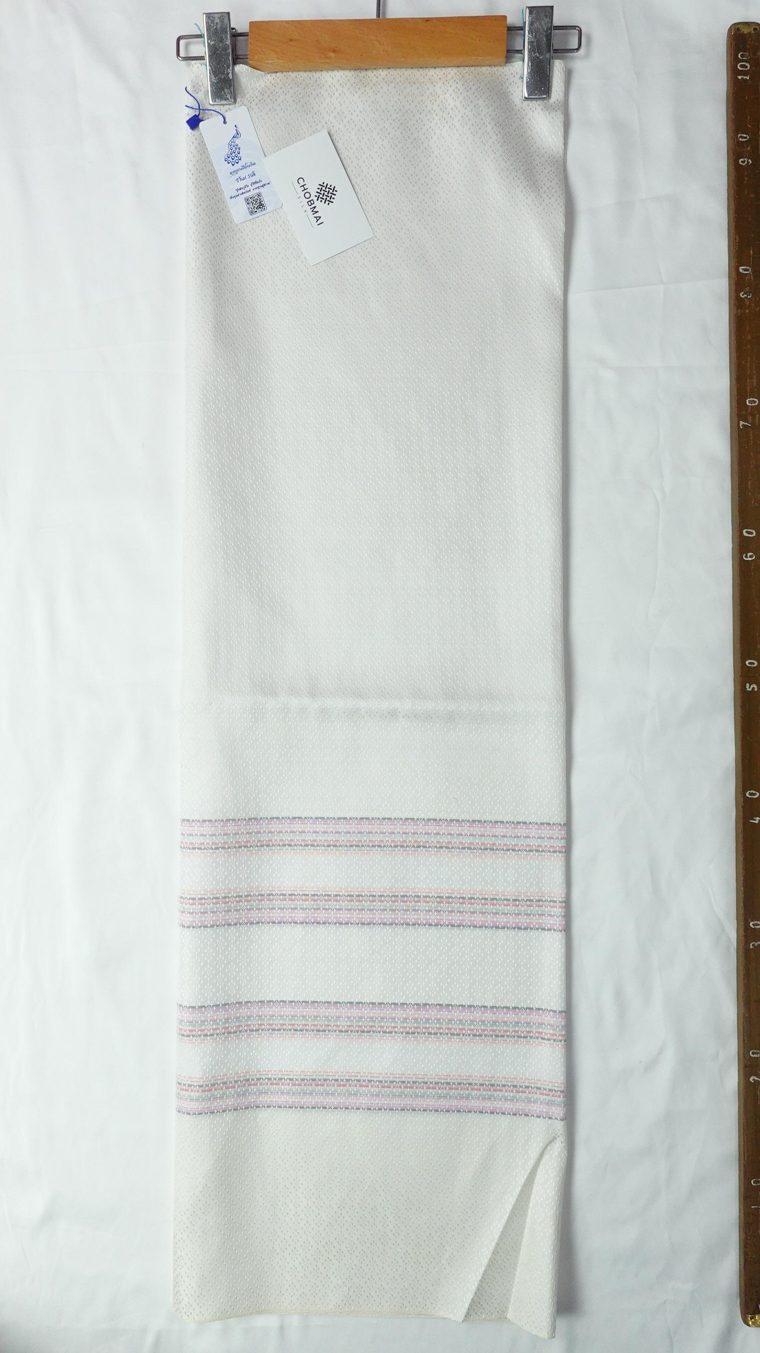 ซิ่น ผ้าไหม ยกดอกมีเชิง ผ้าไหมแท้ ตรานกยูงพระราชทาน ขนาด 1x2หลา สีขาว รหัส B7-NY-ST-01246805