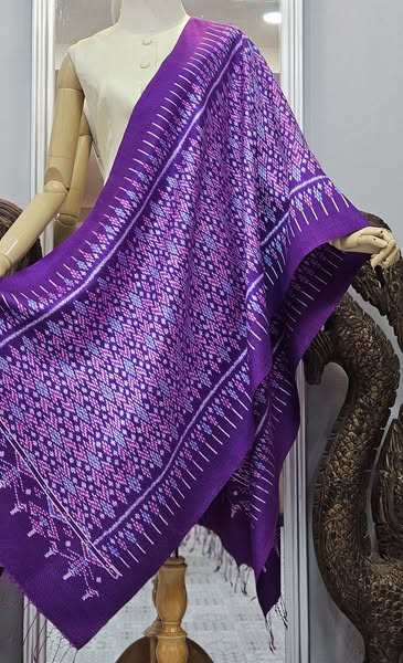 ผ้าคลุมไหล่ ผ้าไหมทอยกดอก 6ตะกอ ขนาด 65x200ซม. ลายดอกกันเกรา มีหน้านางชายครุย โทนสีม่วง รหัส L5A-TT-0723681