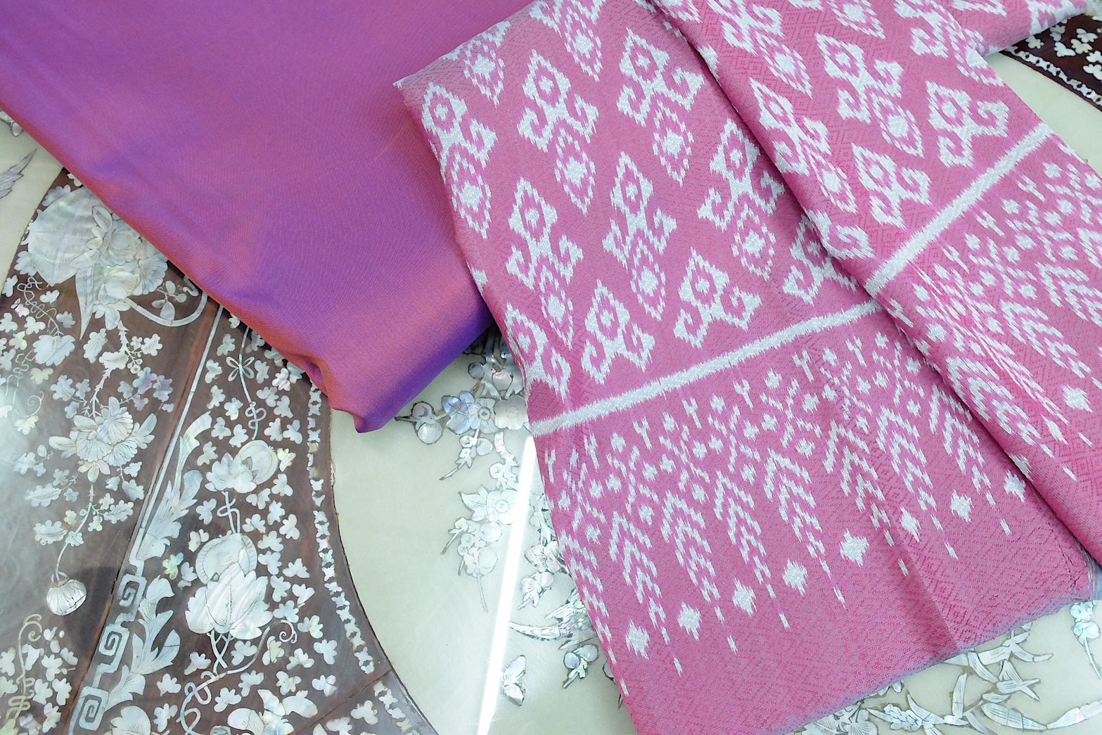 (ผ้าชุด)ผ้าไหมมัดหมี่ ยกดอกลูกแก้ว (ผ้าลาย 2เมตร+สีพื้น 2เมตร) เฉดสีชมพูกลีบบัว รหัส L8A-ST-0127680