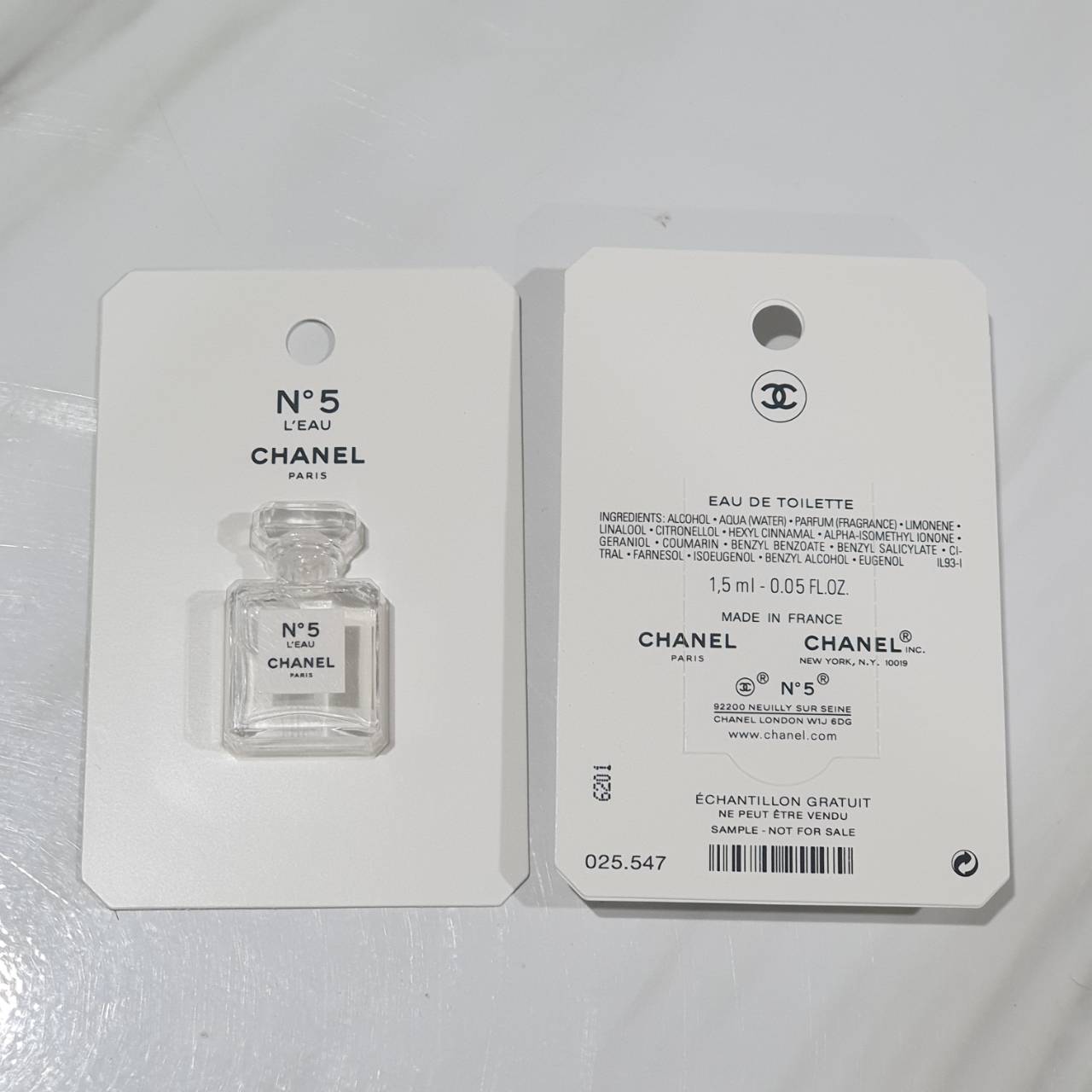 น้ำหอมจิ๋วมินิ Chanel no 5 L'eau Eau De Toilette Spray for women 1.5ml แบบแต้มมีกล่อง ( Mini Perfume น้ำหอมขนาดพกพา) น้ำหอมจิ๋วมินิ ขวดน่ารัก ตั้งโชว์ก็สวย พกพาก็สะดวก หัวแต้มตามจุดชีพจร