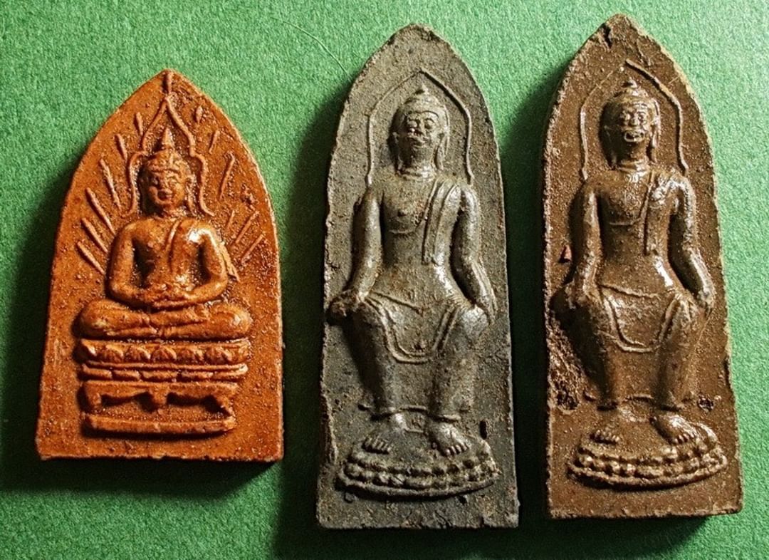 พระประจำวัน เนื้อดินเก้าบัง หลวงปู่คำพันธ์ วัดธาตุมหาชัย นครพนม ปี 2533 มาเป็นชุด 3 องค์