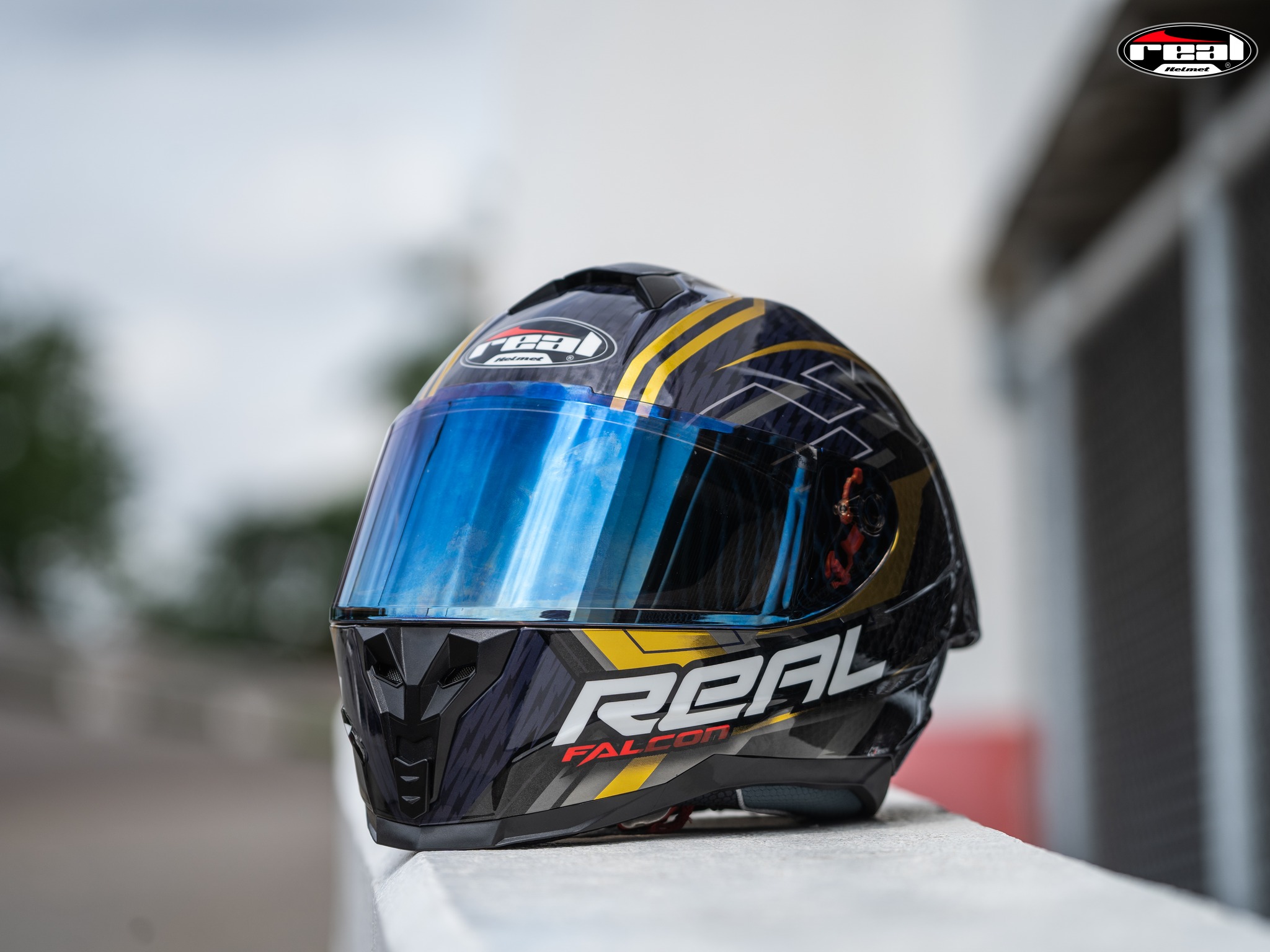 หมวกกันน็อค Real รุ่น Falcon ลาย Burirum บุรีรัมย์ สีดำ-ทอง