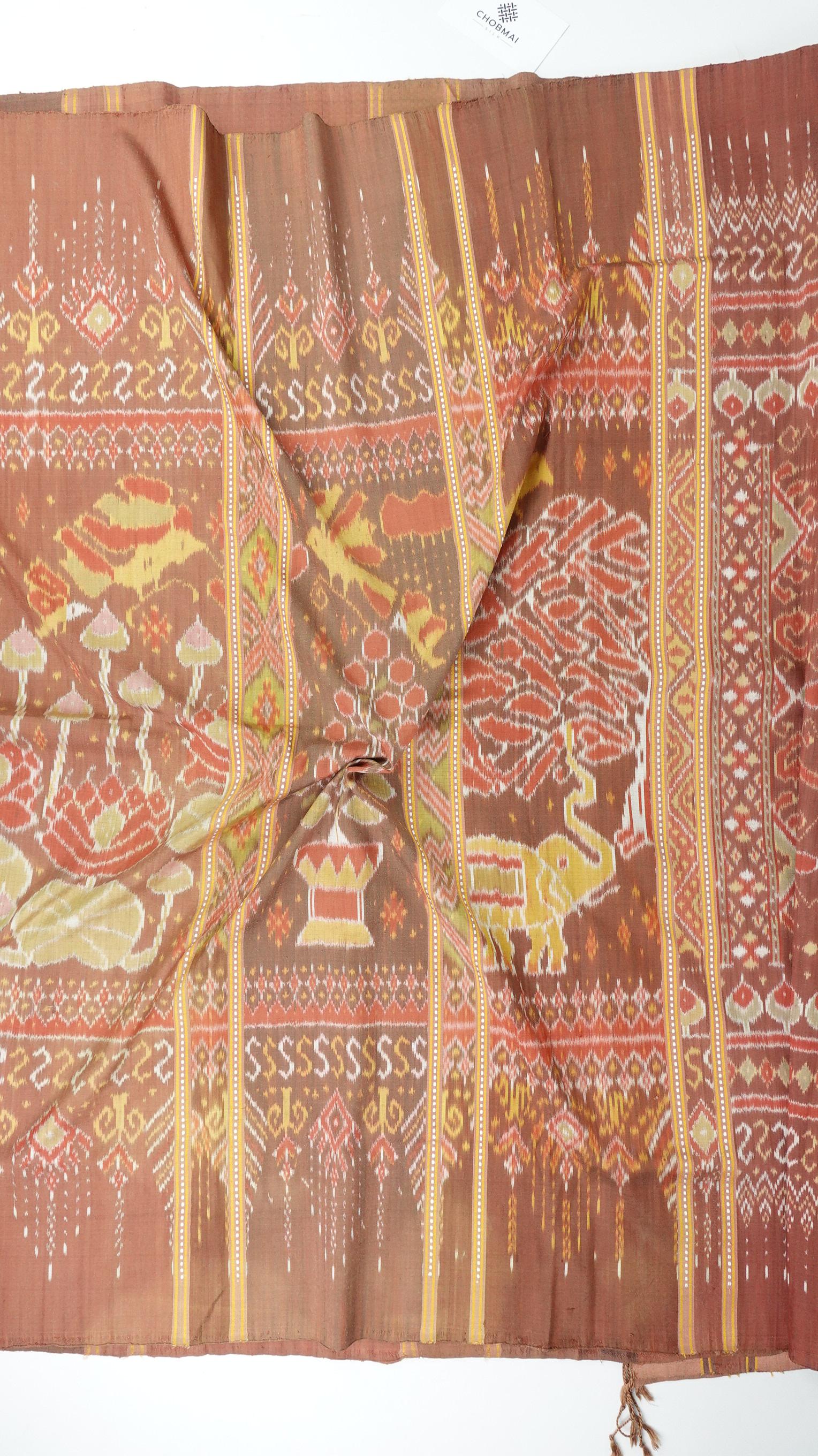 ซิ่น ผ้าไหมมัดหมี่ สีธรรมชาติ 3ตะกอ ทอเหยียบเหาะ มีหน้านาง ชายครุย ขนาด1x2เมตร ลายเอกลักษ์ณ์ พื้นสีน้ำตาลโอวัลติน รหัส M3P-33-0224681