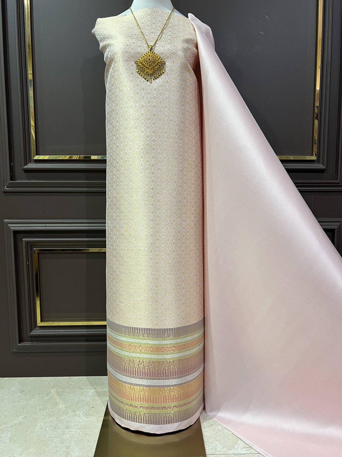 (ผ้าชุด)ผ้าไหมยกดอกลำพูน เกาะเชิงดิ้นทอง ขนาด 1.02x4.62เมตร ลายพิกุลโบราณ พื้นสีชมพูหวาน รหัส N90-29-TR0529