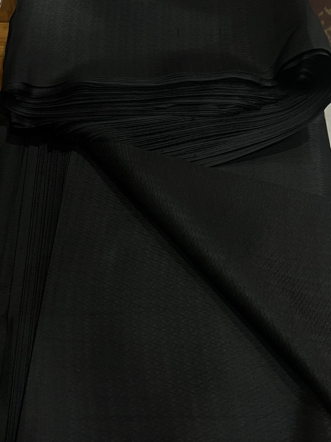 ผ้าไหมสีพื้น เนื้อไหมบ้าน ทอยกดอกลูกแก้ว อาบน้ำยาพร้อมตัด สีดำสนิท (หลา,เมตร) รหัสB-NY-110468