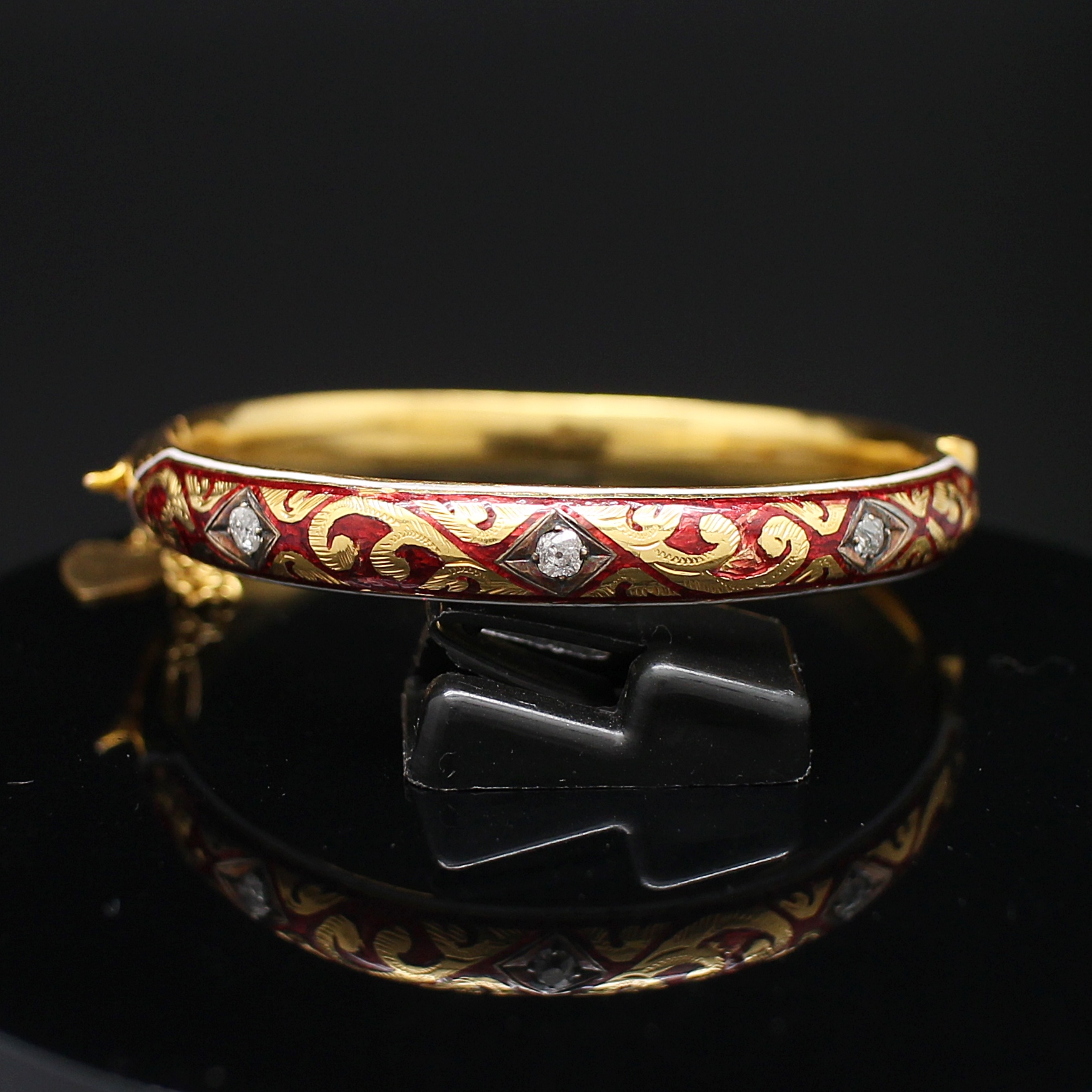 BL25014 กำไลทองลงยาสีแดงฝังเพชร เพชรแท้ 3 เม็ด 0.45 กะรัต ทองแท้ 90% นน.รวม 18.1 กรัม เส้นผ่านศูนย์กลาง 5.2 ซม.