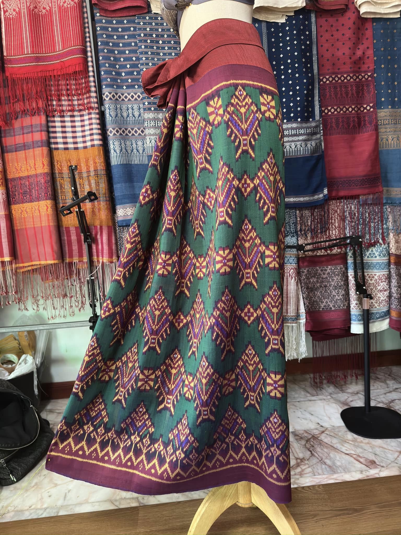 ซิ่น พระตะบอง ผ้าจามทอสามตะกอ ขนาด 116x160ซม สีแดง รหัส N9-SIL-AJ22