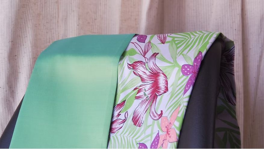 (ผ้าชุด)ไหมพิมพ์ลาย ไหมแท้ ขนาด 1x4หลา (ผ้าลาย2หลา+สีพื้น 2หลา) สีเขียว รหัส A40-CT-102014