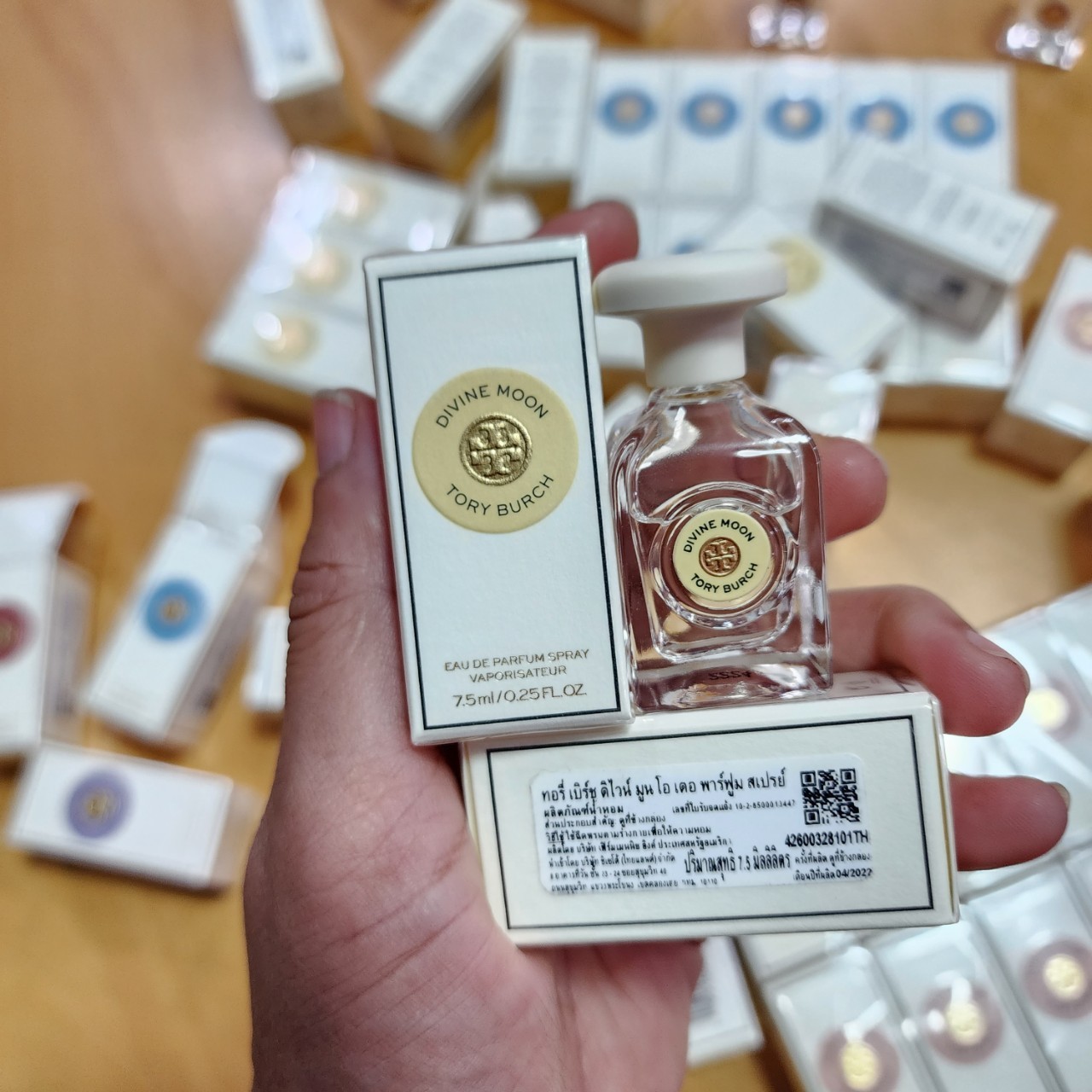 น้ำหอมจิ๋วมินิ Tory Burch Electric Sky ขวดจิ๋ว 7.5ml ป้ายไทย ขอกรีดกล่องด้านบนเพื่อยัดให้แน่นป้องกันน้ำหอมซีม ( Mini Perfume น้ำหอมขนาดพกพา) น้ำหอมจิ๋วมินิ ขวดน่ารัก ตั้งโชว์ก็สวย พกพาก็สะดวก หัวแต้มตามจุดชีพจร